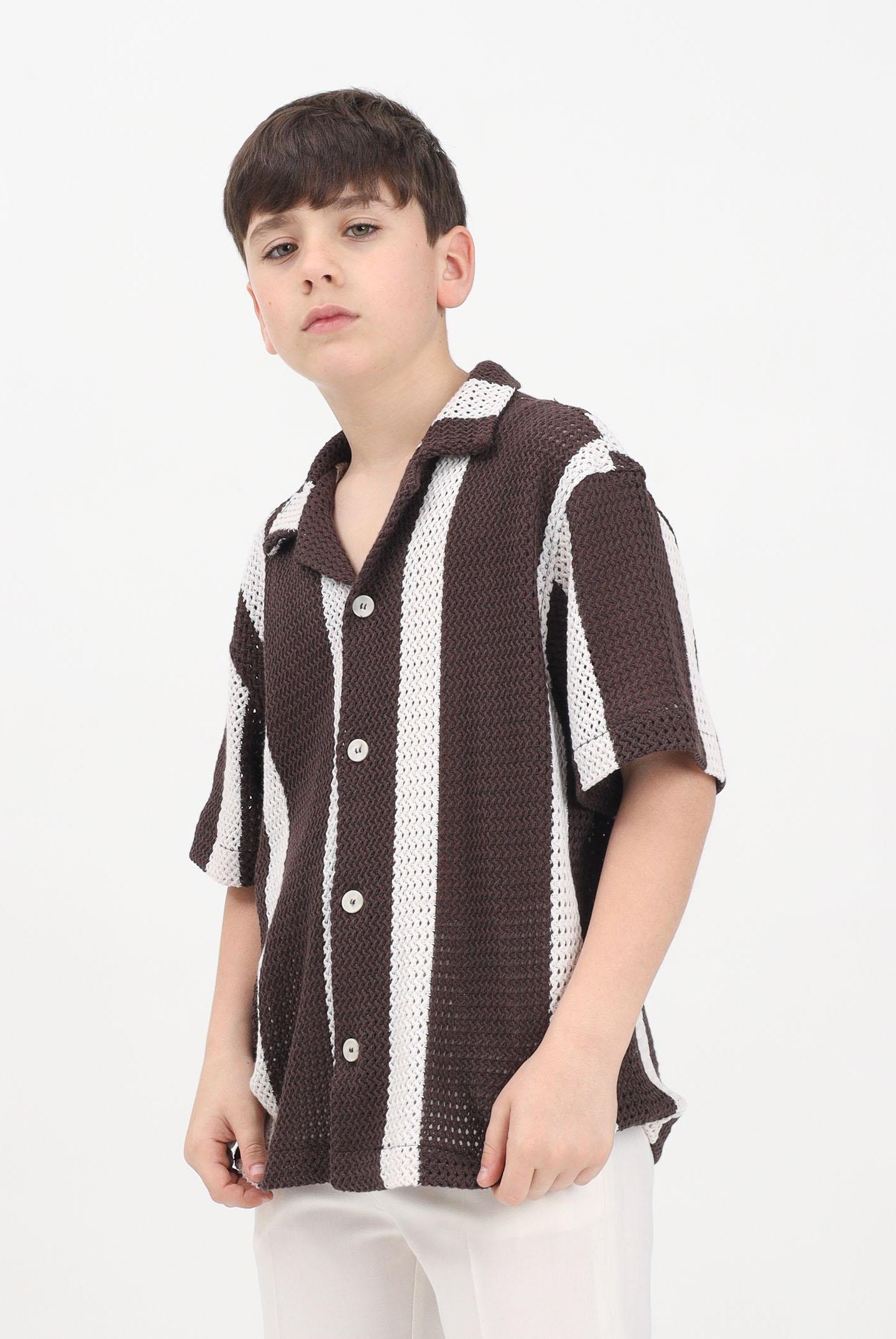 I'M BRIAN Camicia a maniche corte da bambino realizzata in maglia con motivo a righe marroni e panna CA3280J 020 I'M BRIAN