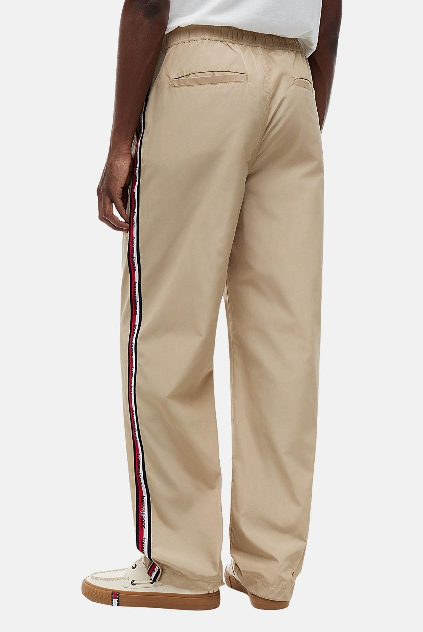 TOMMY JEANS Pantaloni Jaimie Relaxed Global Stripe Tape Trousers gentle gold beige, colore basico beige, uomo DM0DM23123 AB9 TOMMY JEANS