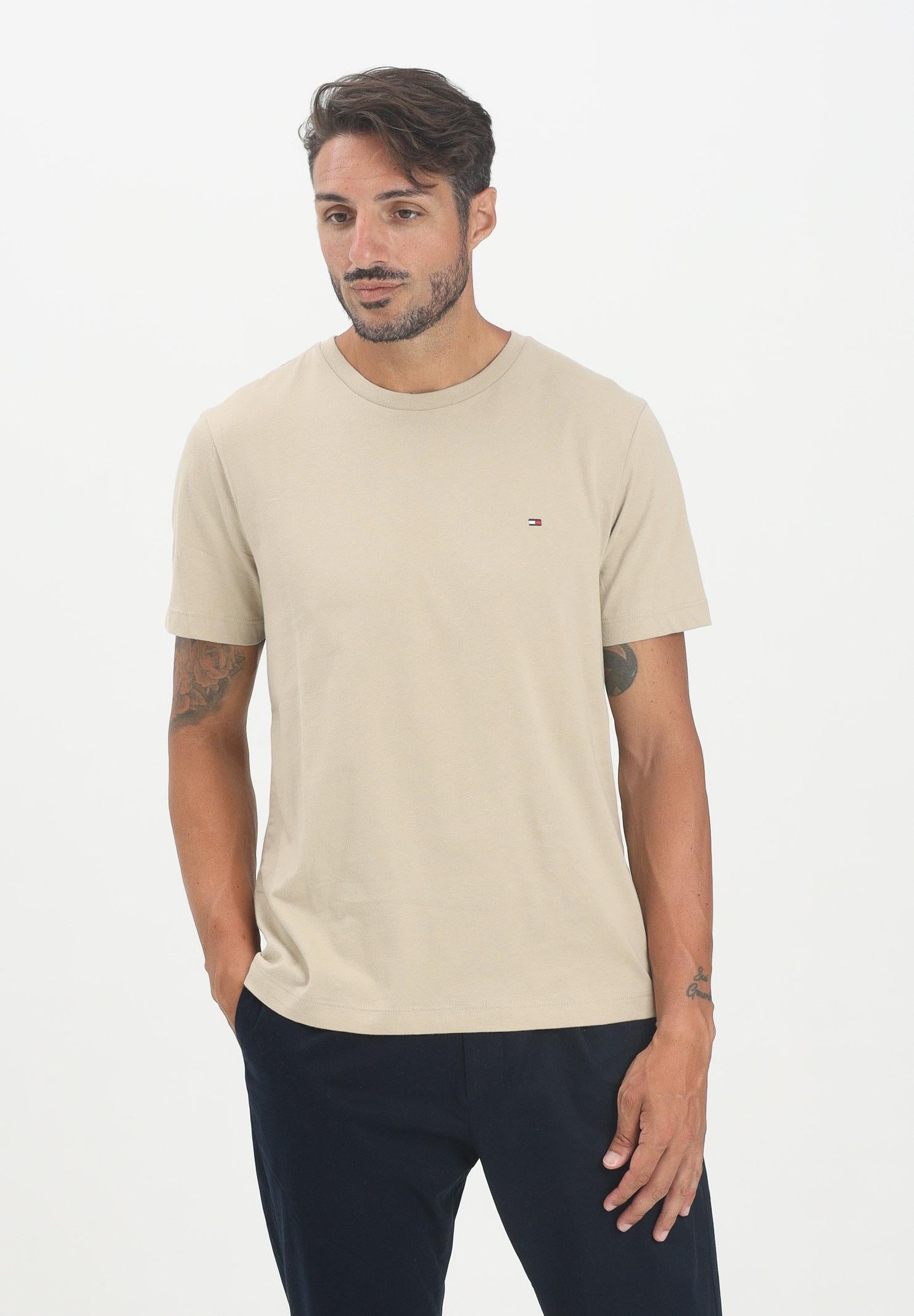 TOMMY HILFIGER T-shirt a manica corta beige da uomo con logo MW0MW39995RBT . TOMMY HILFIGER
