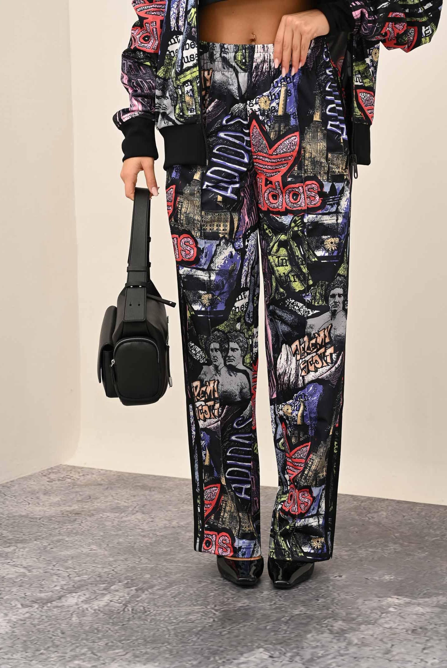 ADIDAS ORIGINALS Pantalone sportivo adidas X Jeremy Scott Pride AOP nero da donna JY2021 . ADIDAS ORIGINALS