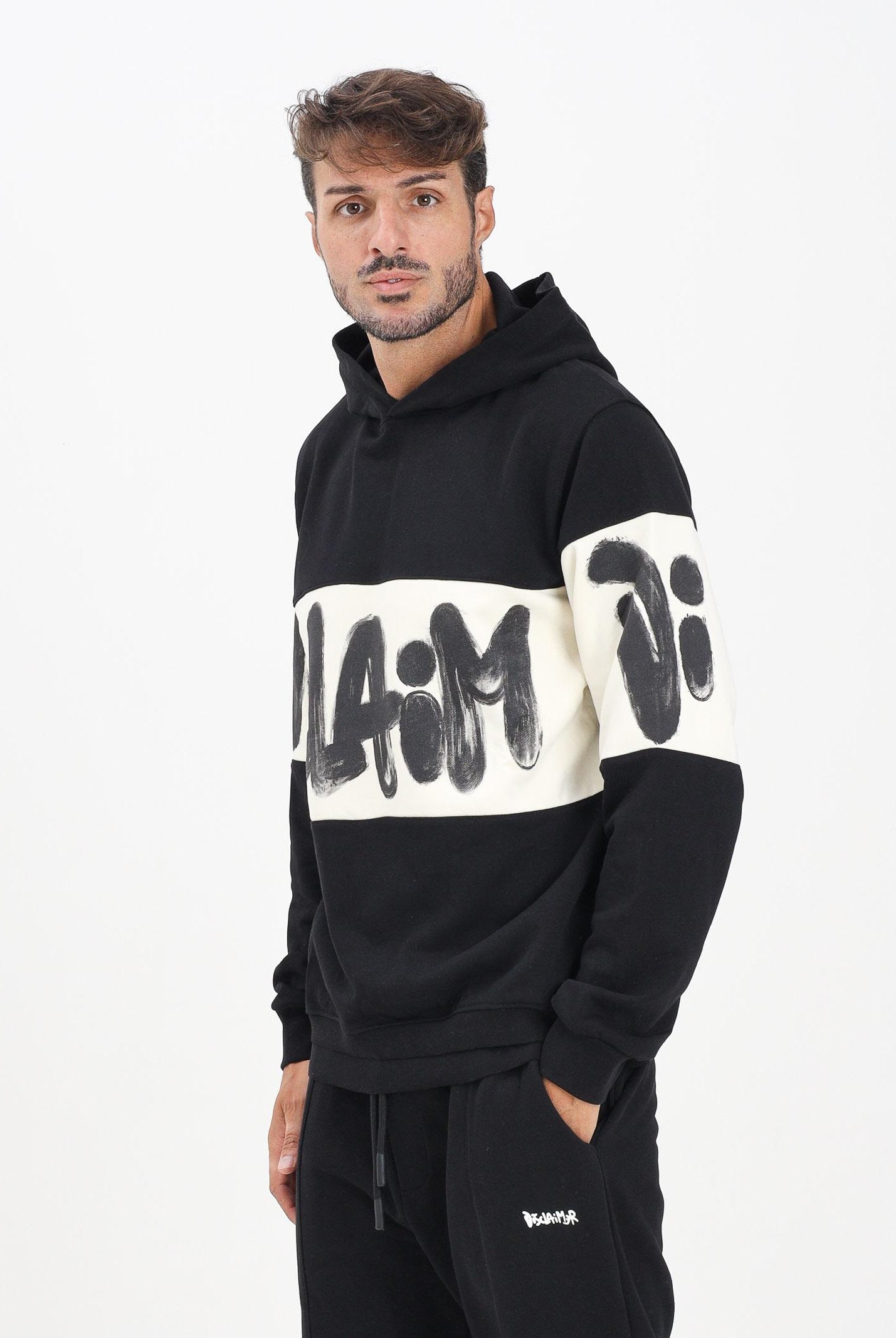 DISCLAIMER Felpa con cappuccio nera da uomo rifinita da inserto panna con logo 25IDS55362 NELA DISCLAIMER