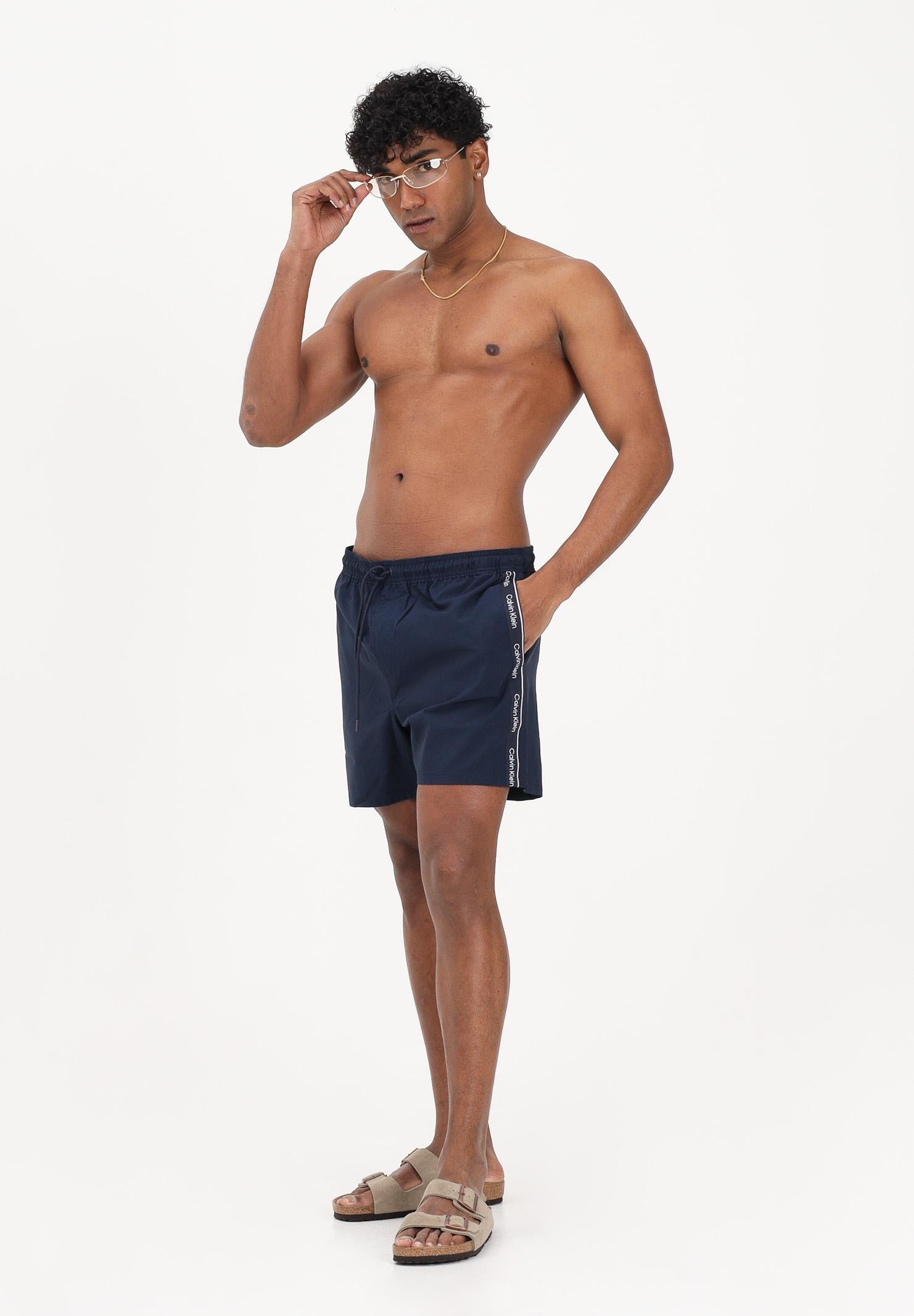 CALVIN KLEIN Shorts mare blu da uomo arricchito da banda laterale con logo LV00N61002 0PP CALVIN KLEIN