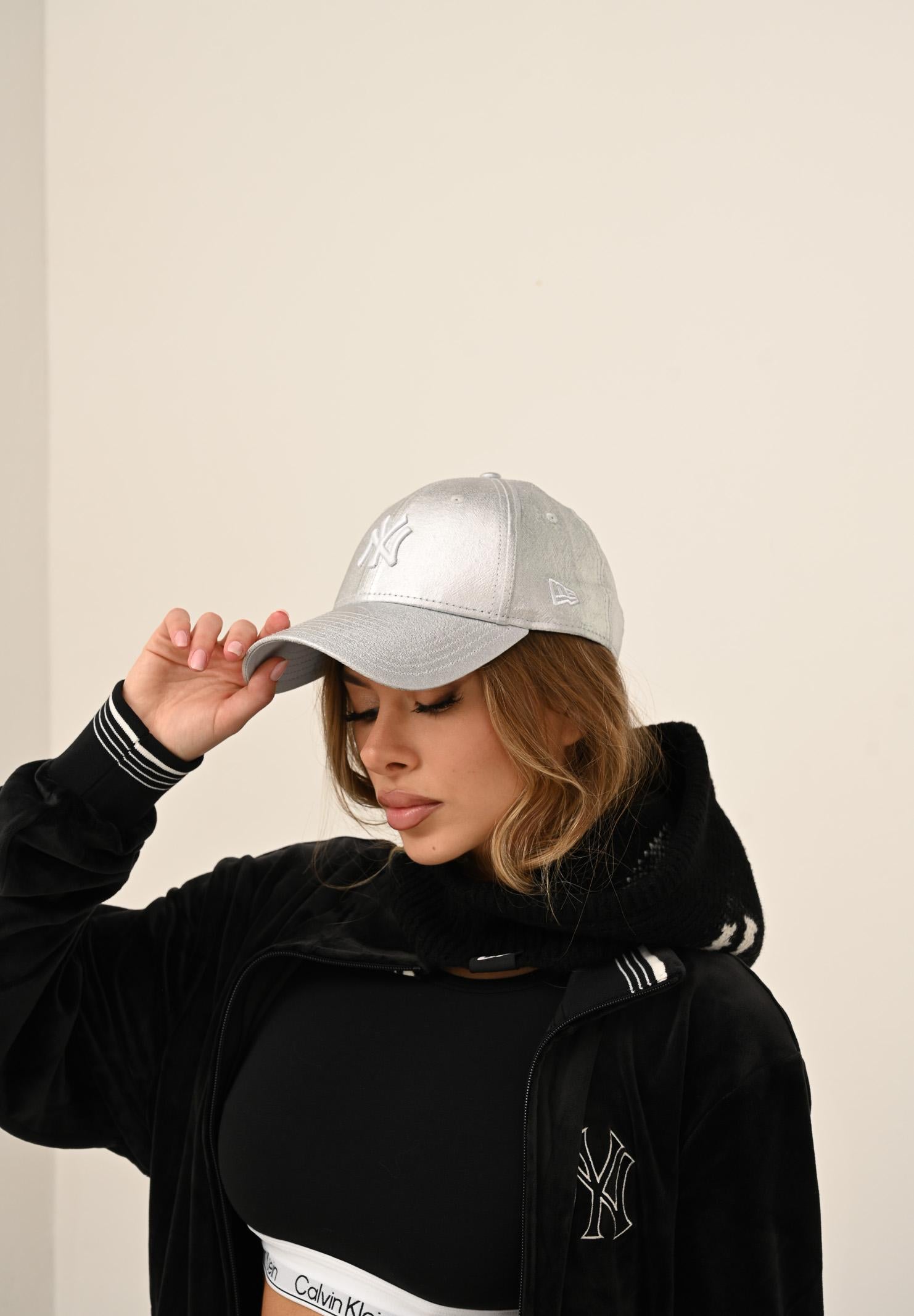 NEW ERA Cappello con visiera 9FORTY New York Yankees MLB in ecopelle argento da donna 60758957 . NEW ERA