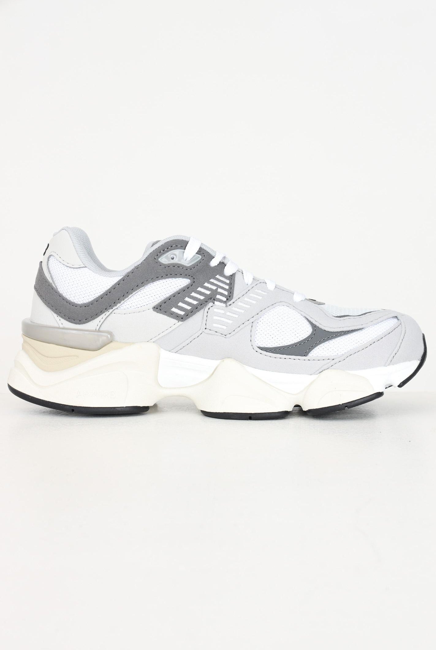 NEW BALANCE Sneakers 9060 grigie per uomo e donna GC9060GY . NEW BALANCE