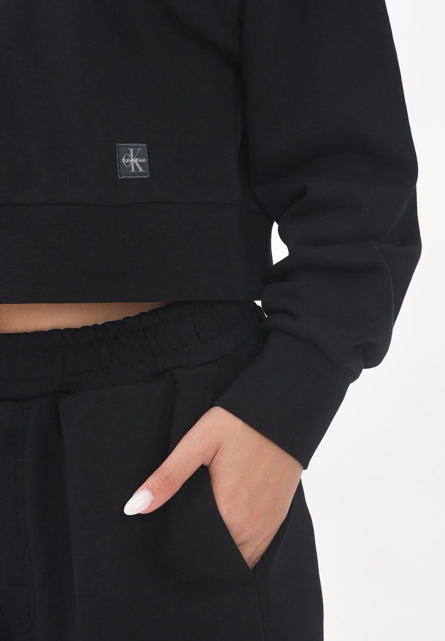 CALVIN KLEIN JEANS Felpa girocollo nera da donna con patch logo LV047C911GUB1 CALVIN KLEIN JEANS