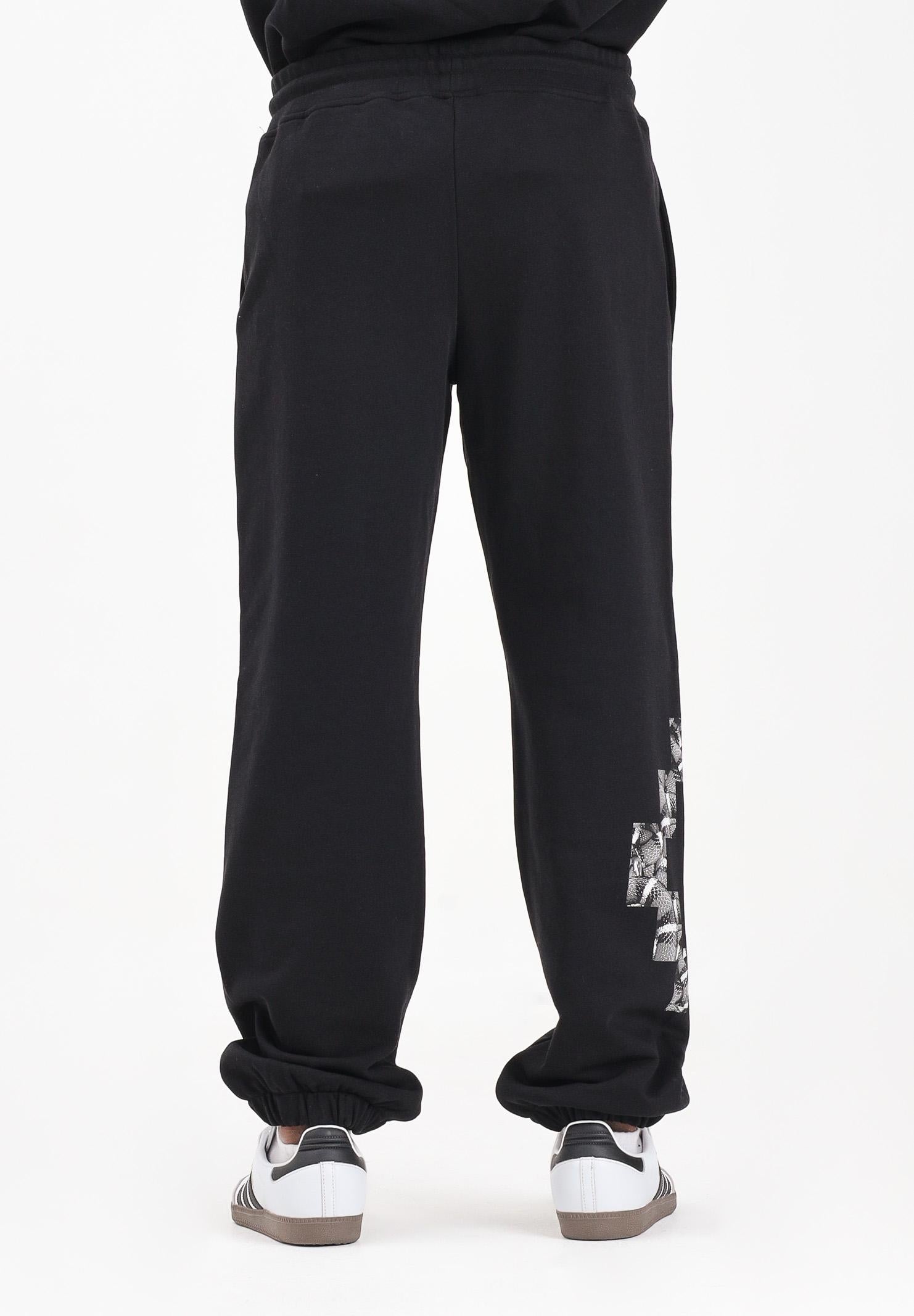MARCELO BURLON COUNTY OF MILAN Pantalone sportivo nero da uomo con stampa F5CAMAFP044 110 MARCELO BURLON COUNTY OF MILAN
