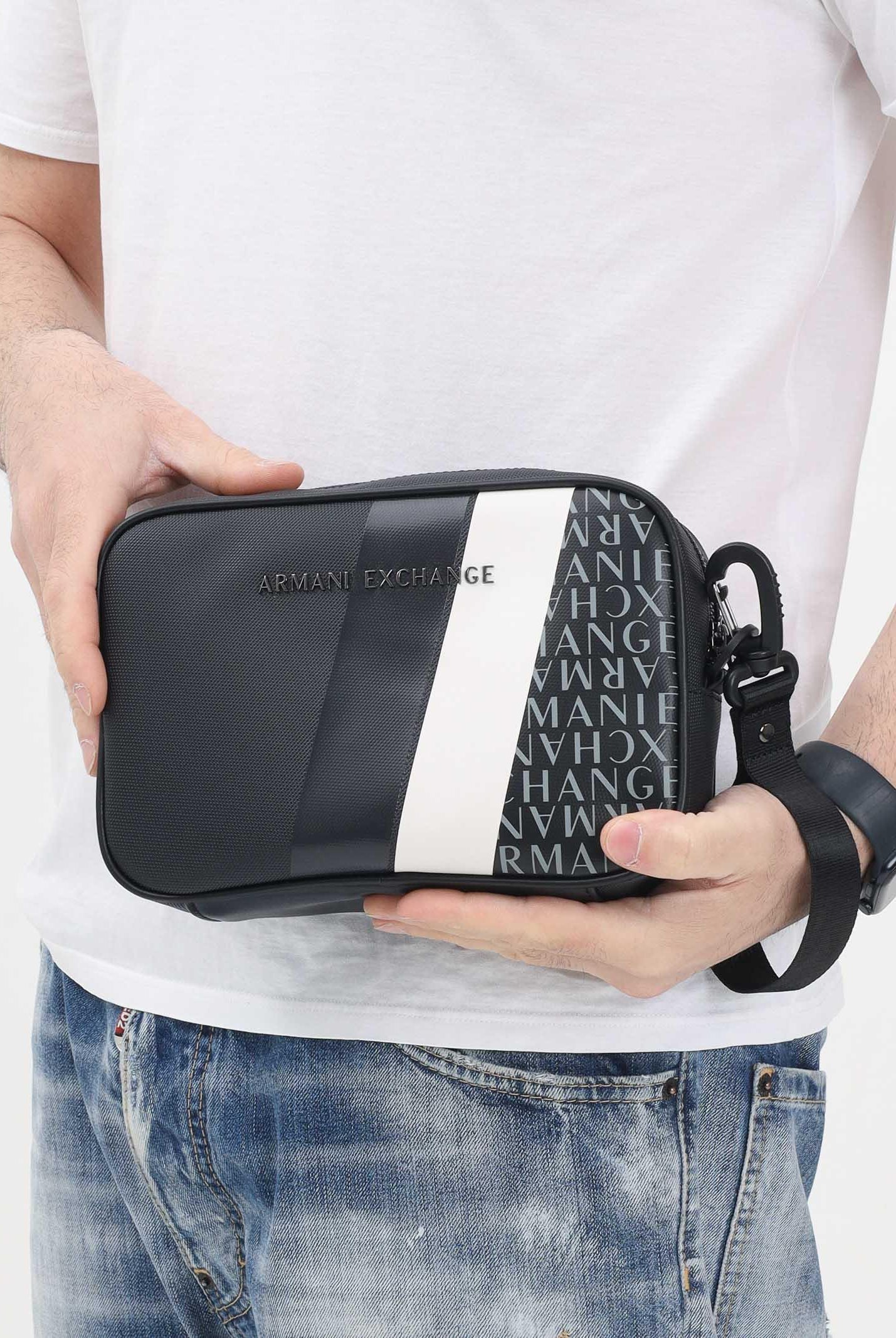 ARMANI EXCHANGE Pochette blu notte da uomo con motivo geometrico e logo XM001271AF11935 MB051 ARMANI EXCHANGE