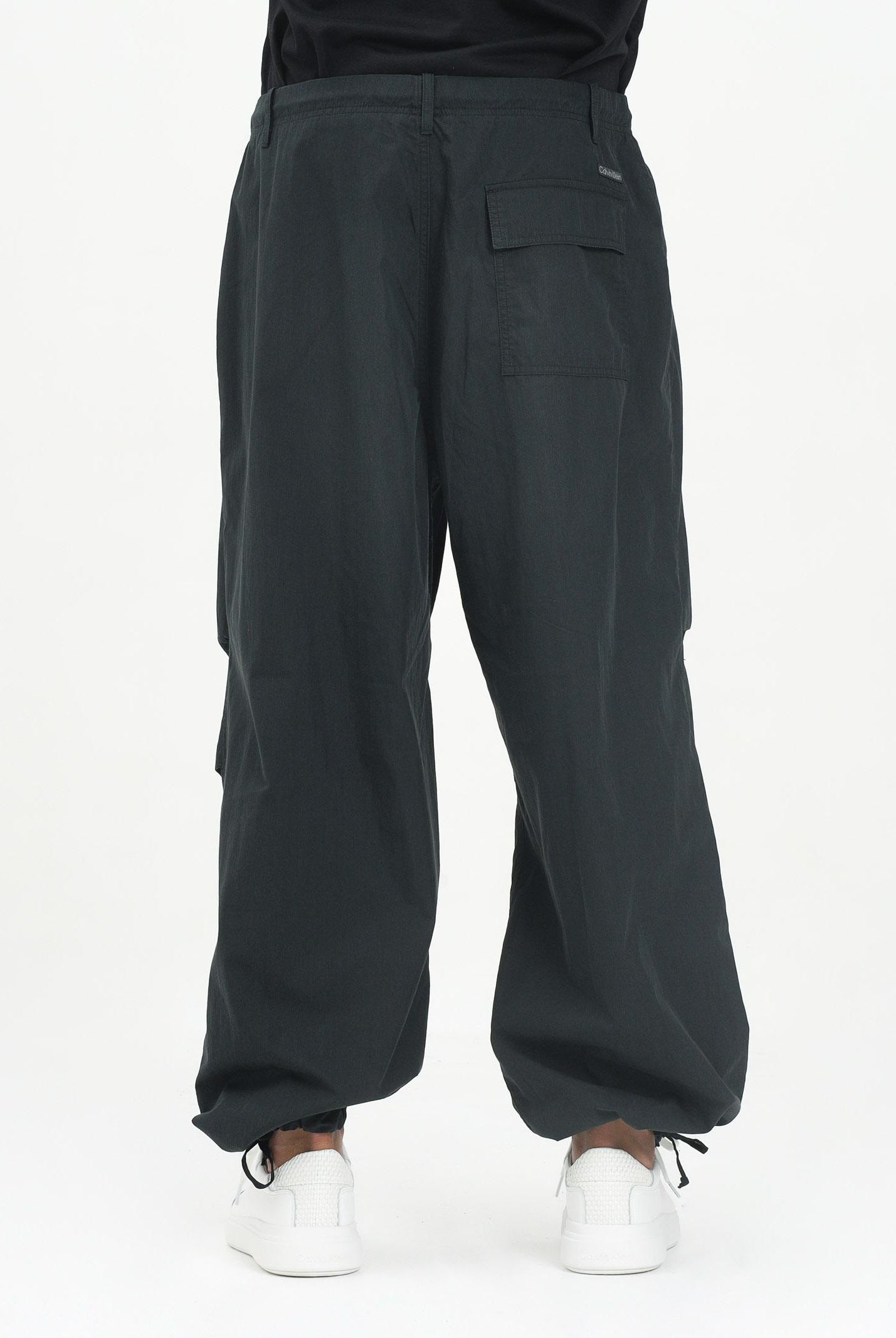 CALVIN KLEIN JEANS Pantalone cargo nero da uomo in tessuto tecnico leggero LV04RC606GUB1  CALVIN KLEIN JEANS