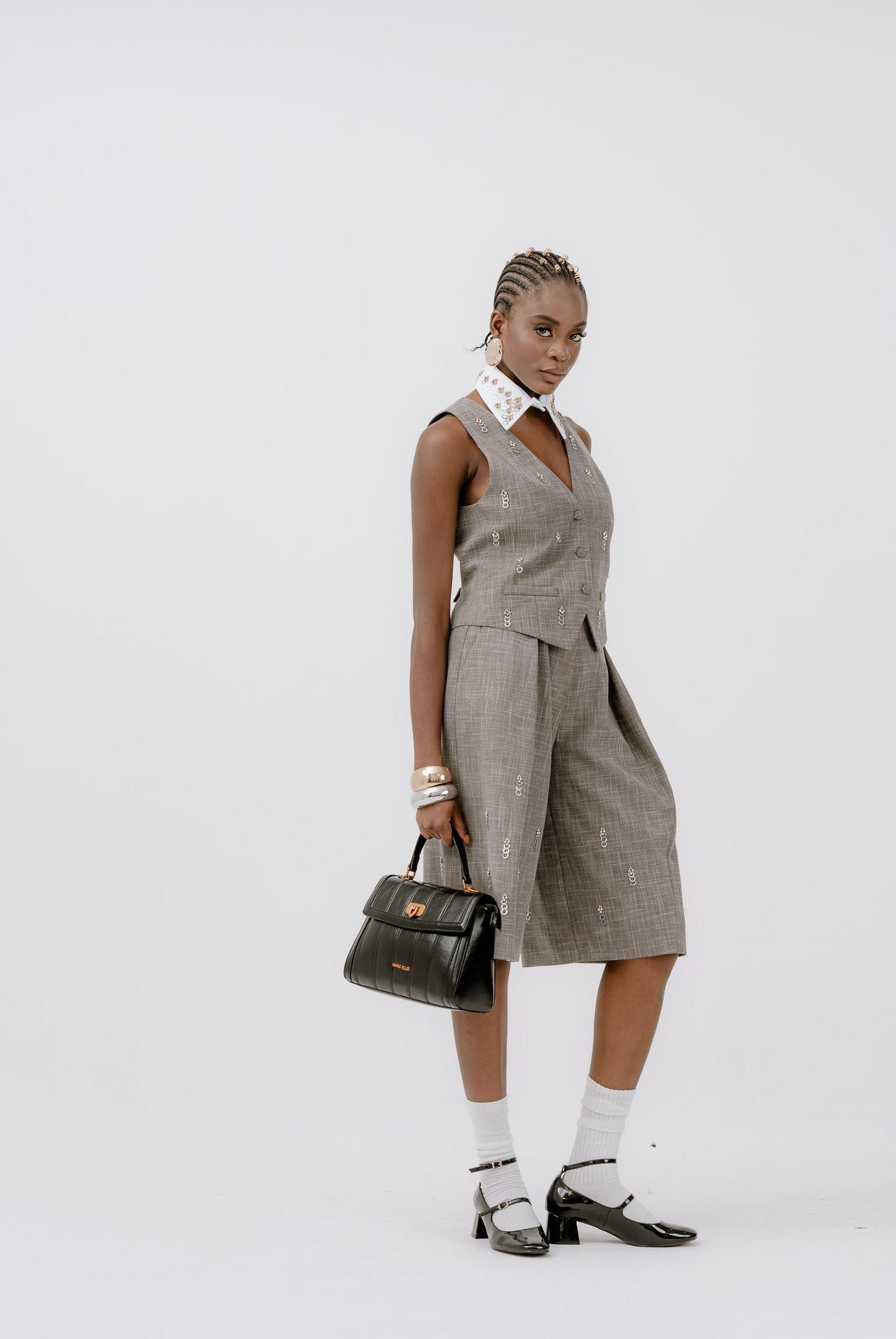 SIMONA CORSELLINI Gilet grigio da donna arricchito da piccole applicazioni metalliche A25CPGL00102-C00233 V0000 SIMONA CORSELLINI