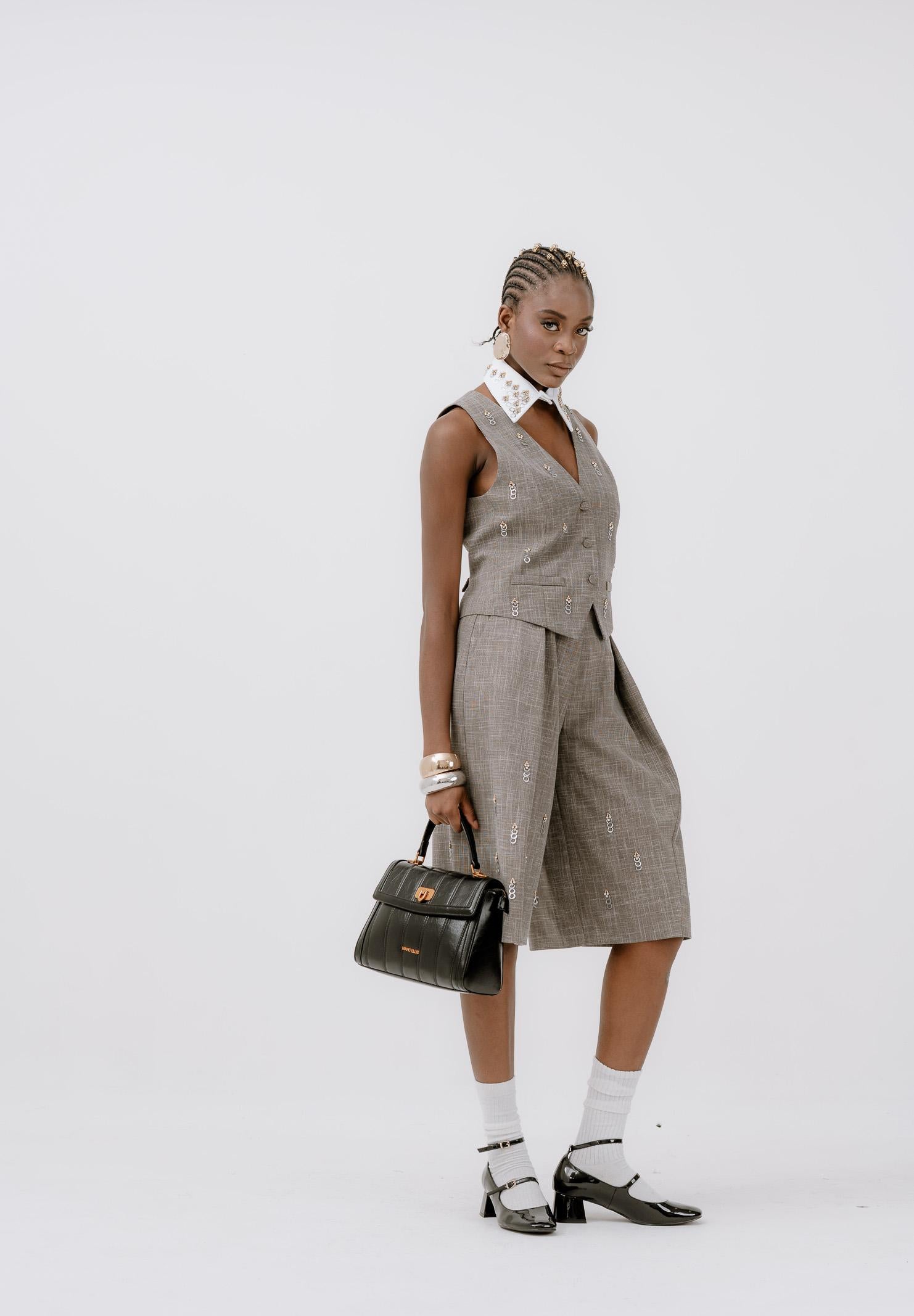 SIMONA CORSELLINI Gilet grigio da donna arricchito da piccole applicazioni metalliche A25CPGL00102-C00233 V0000 SIMONA CORSELLINI