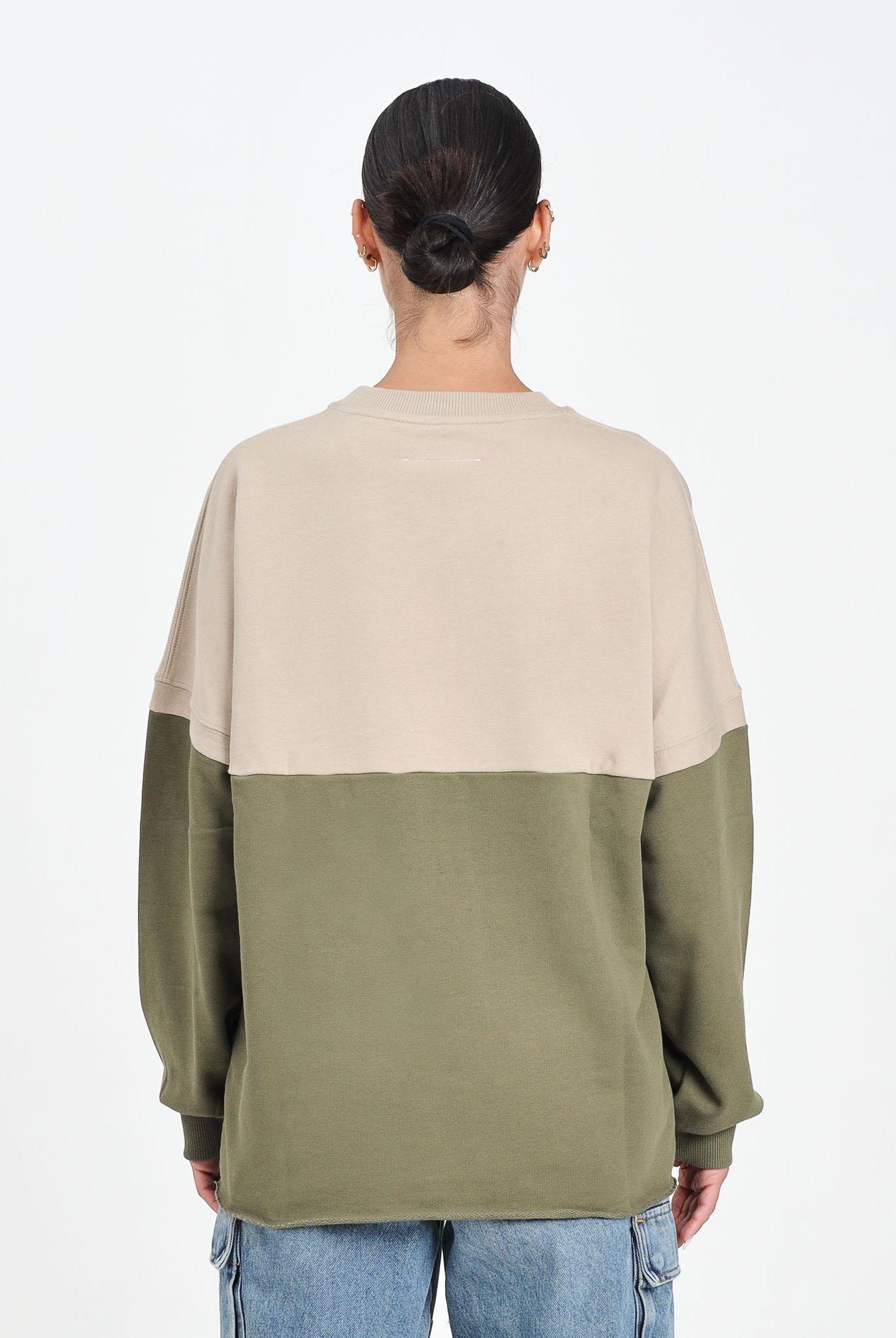 MAISON MARGIELA Felpa girocollo beige e verde per donna, ragazzi e bambini caratterizzata da una costruzione re-cut M60870MM04H M6C38 MAISON MARGIELA