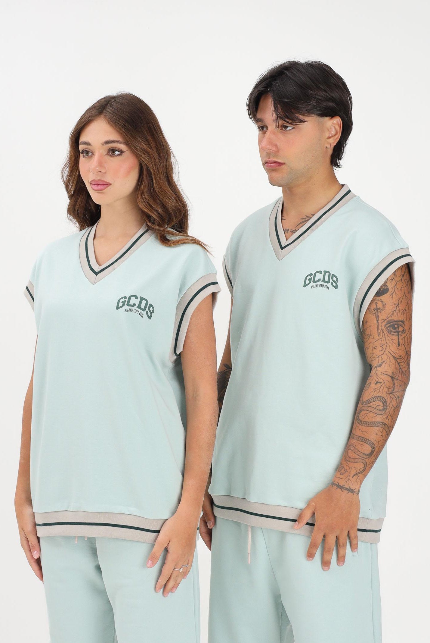 GCDS Felpa gilet verde acqua per uomo e donna con stampa maxi sul retro C1MEQE119F004 818G GCDS