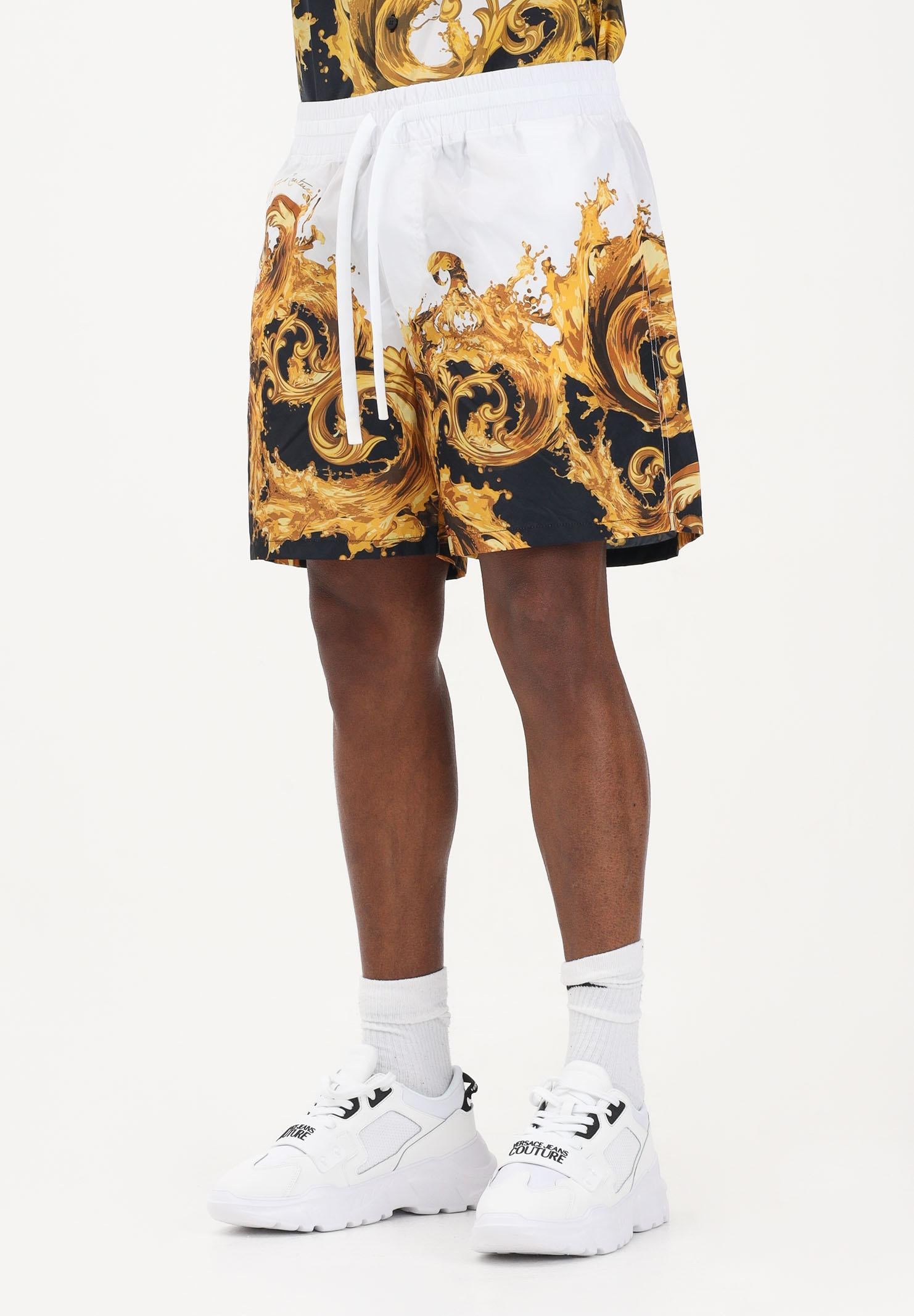 VERSACE JEANS COUTURE Shorts bianco e nero da uomo con stampa Wave Couture 80GADD16CQ23D GL2 VERSACE JEANS COUTURE