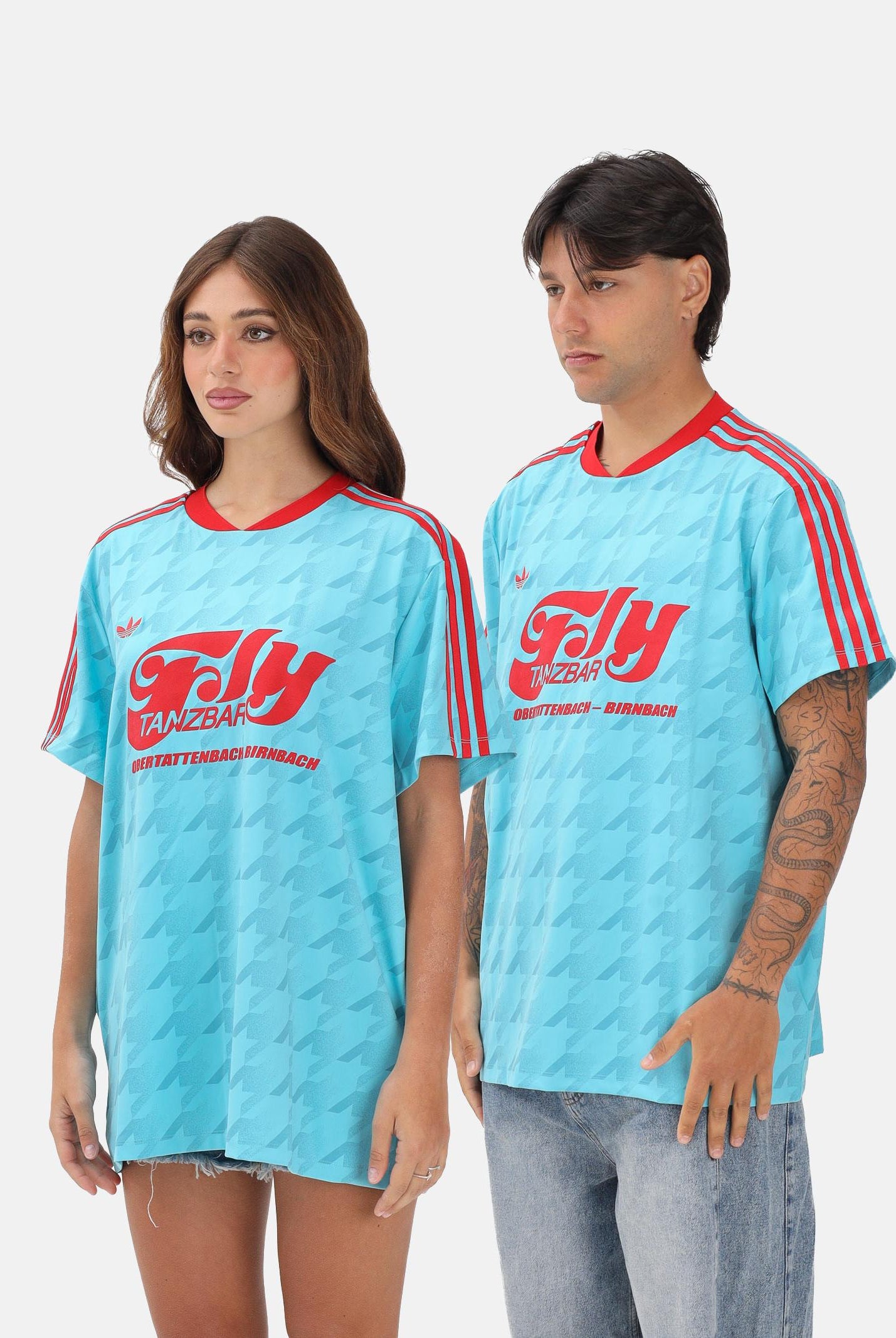 ADIDAS ORIGINALS T-shirt a manica corta Football Allover azzurra e rossa per uomo e donna JW2771 . ADIDAS ORIGINALS