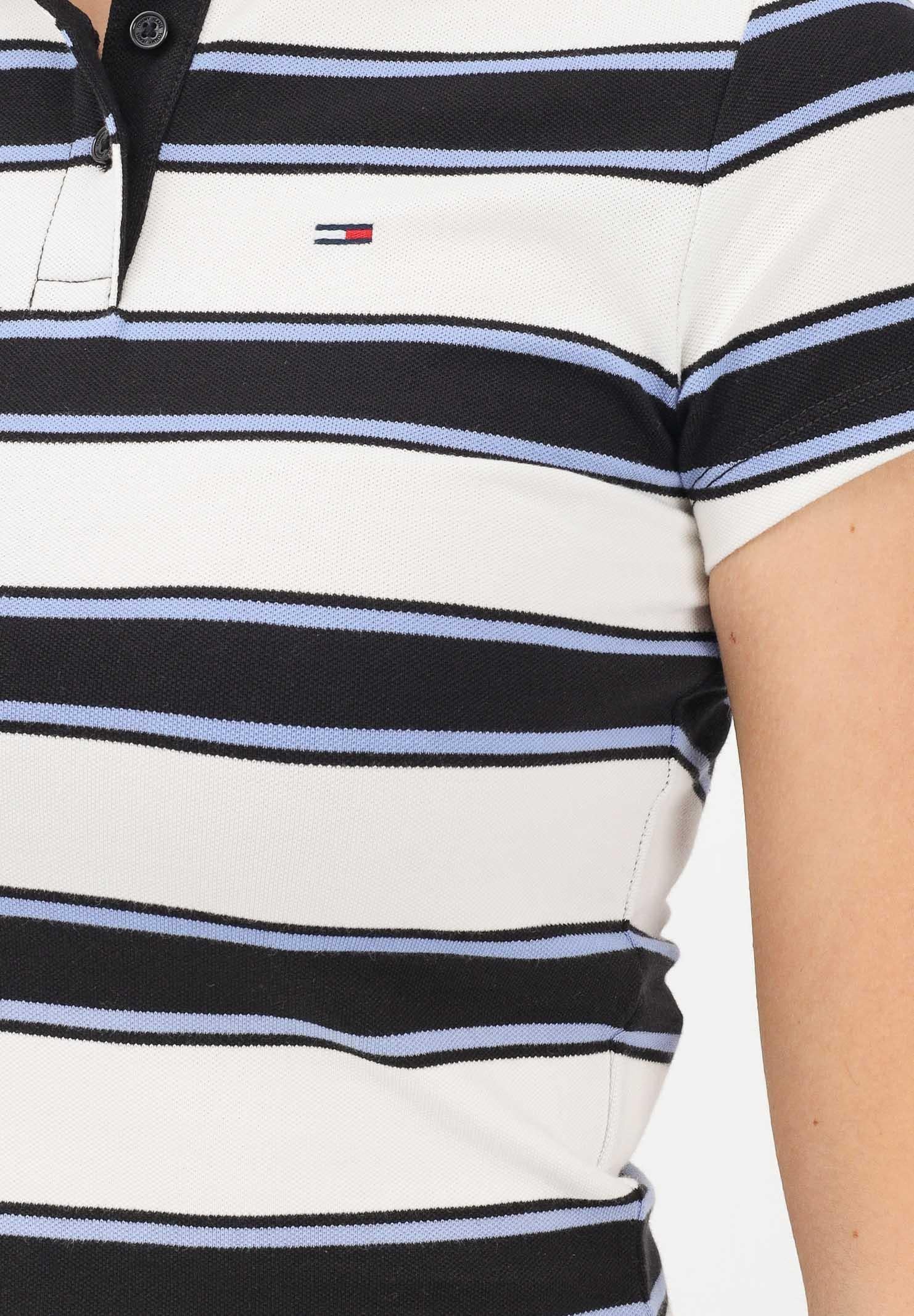 TOMMY JEANS Polo a manica corta bianca e blu da donna caratterizzata da una fantasia a righe orizzontali DW0DW21931 0FB TOMMY JEANS