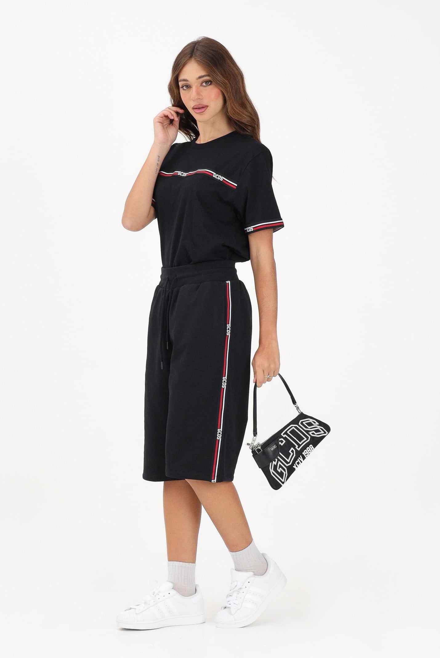 GCDS Shorts sportivo nero per uomo e donna con bande laterali C1MEQL214F004 999B GCDS