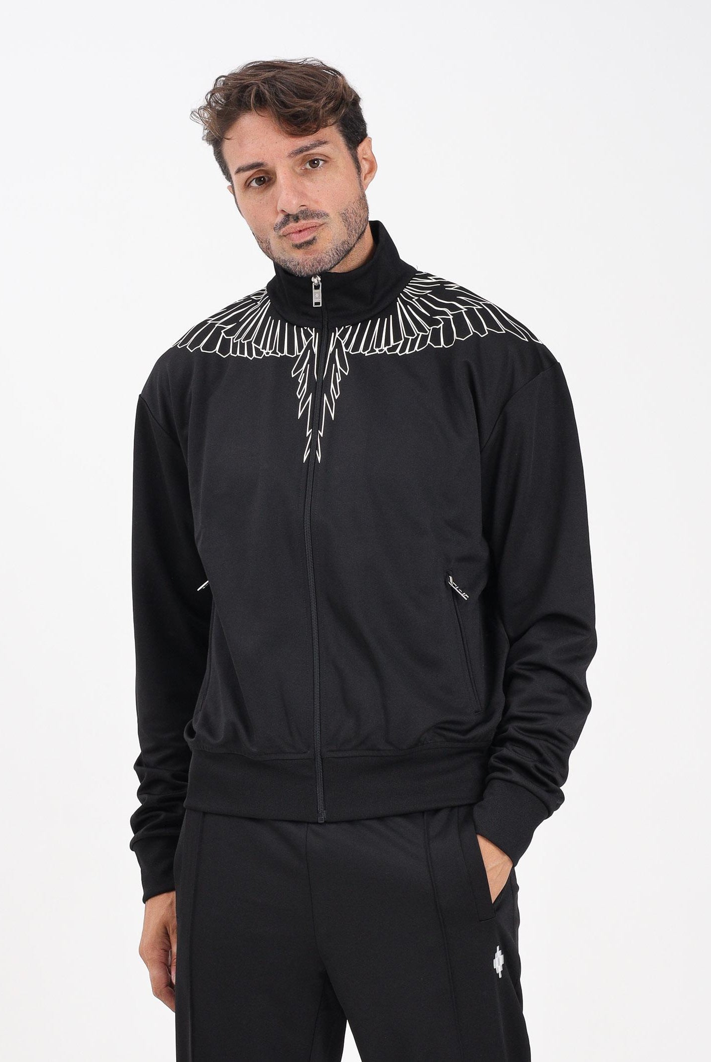 MARCELO BURLON COUNTY OF MILAN Felpa con zip nera da uomo caratterizzata da stampa grafica di ali F5CAMAJK020 110 MARCELO BURLON COUNTY OF MILAN