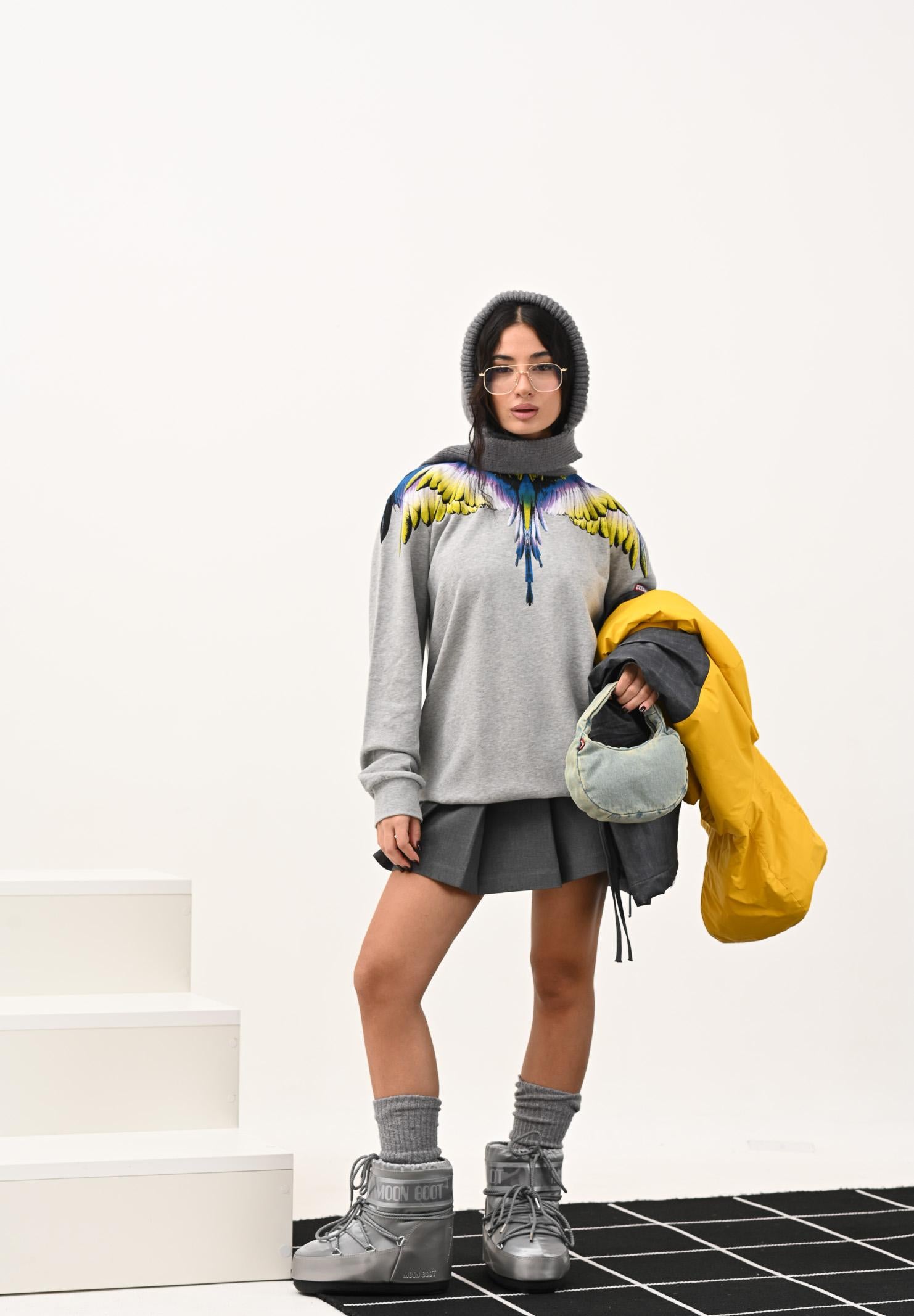 MARCELO BURLON COUNTY OF MILAN Felpa girocollo grigia da uomo con stampa ali multicolore F5CAMASW061 101 MARCELO BURLON COUNTY OF MILAN