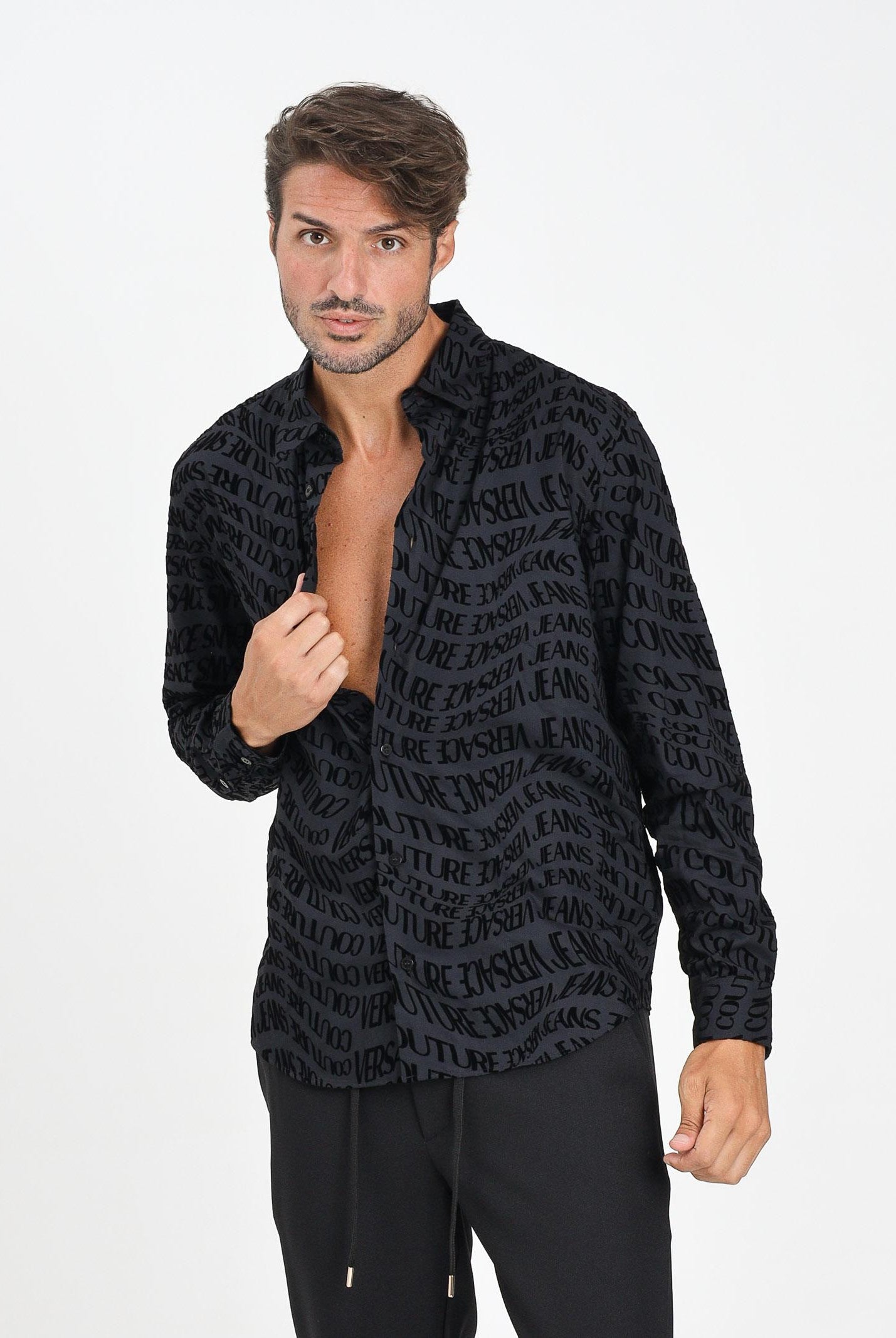 VERSACE JEANS COUTURE Camicia a manica lunga nera da uomo con motivo Liquify Logomania vellutato 79GAL2R0NS703 899 VERSACE JEANS COUTURE