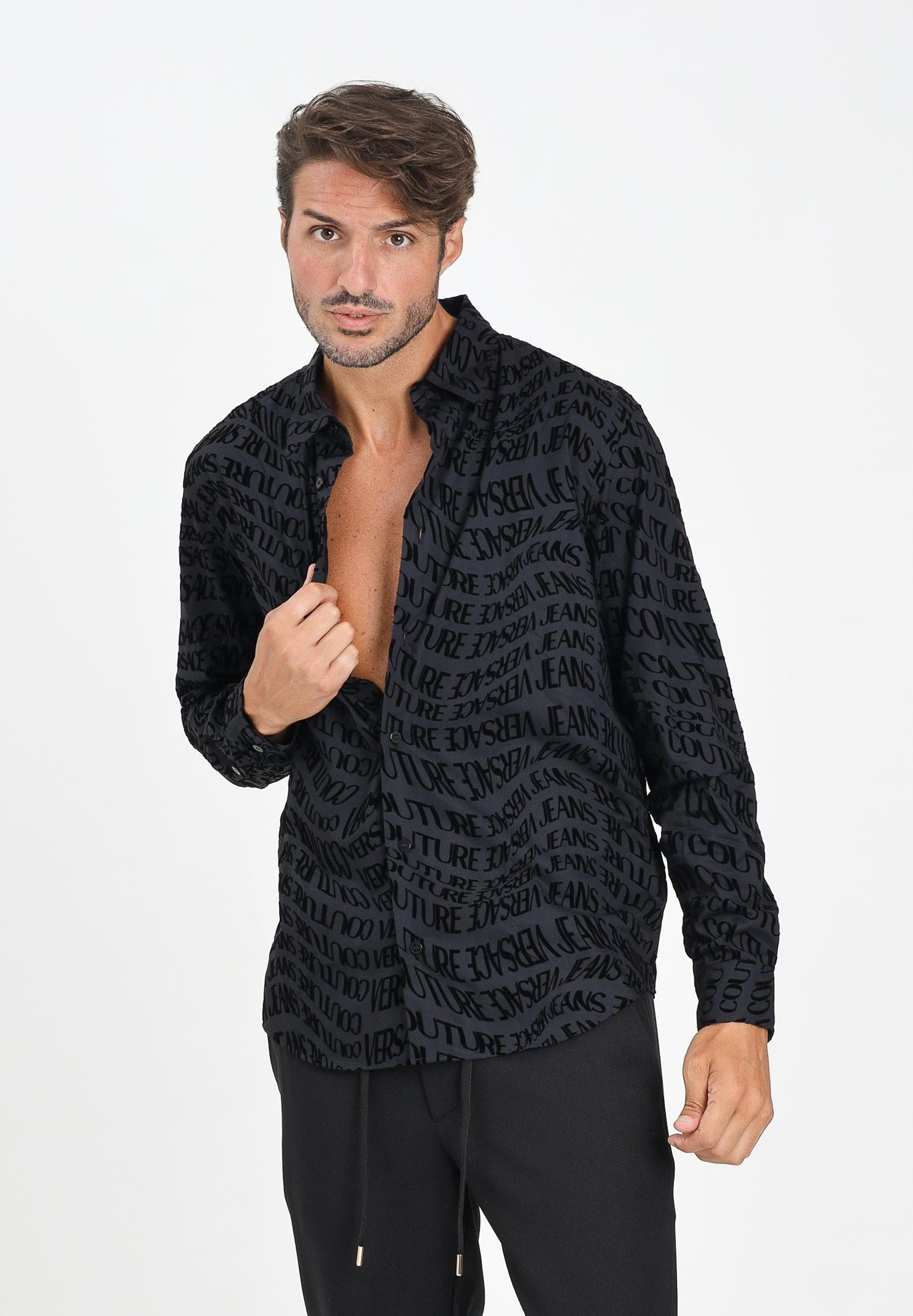 VERSACE JEANS COUTURE Camicia a manica lunga nera da uomo con motivo Liquify Logomania vellutato 79GAL2R0NS703 899 VERSACE JEANS COUTURE