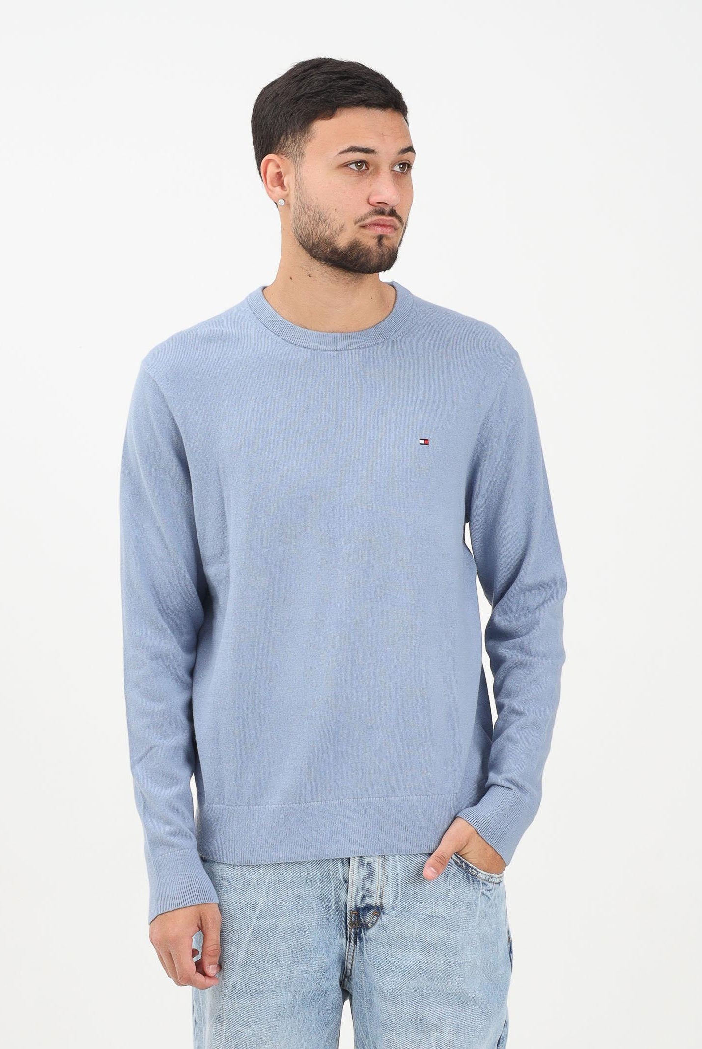 TOMMY HILFIGHER Maglioncino girocollo azzurro da uomo con ricamo bandierina Tommy Hilfigher MW0MW28046C2B . TOMMY HILFIGER