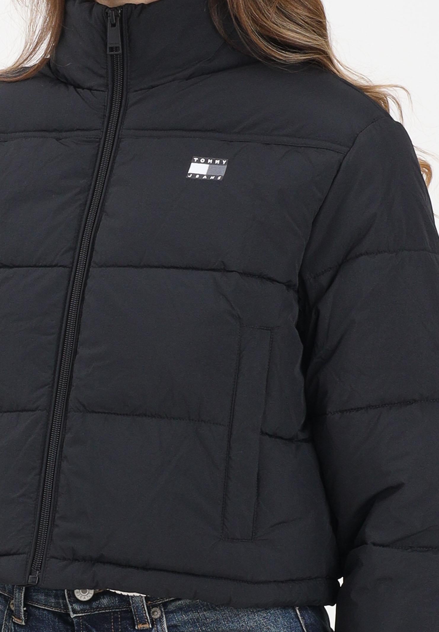 TOMMY JEANS Piumino nero da donna con logo DW0DW21620BDS . TOMMY JEANS