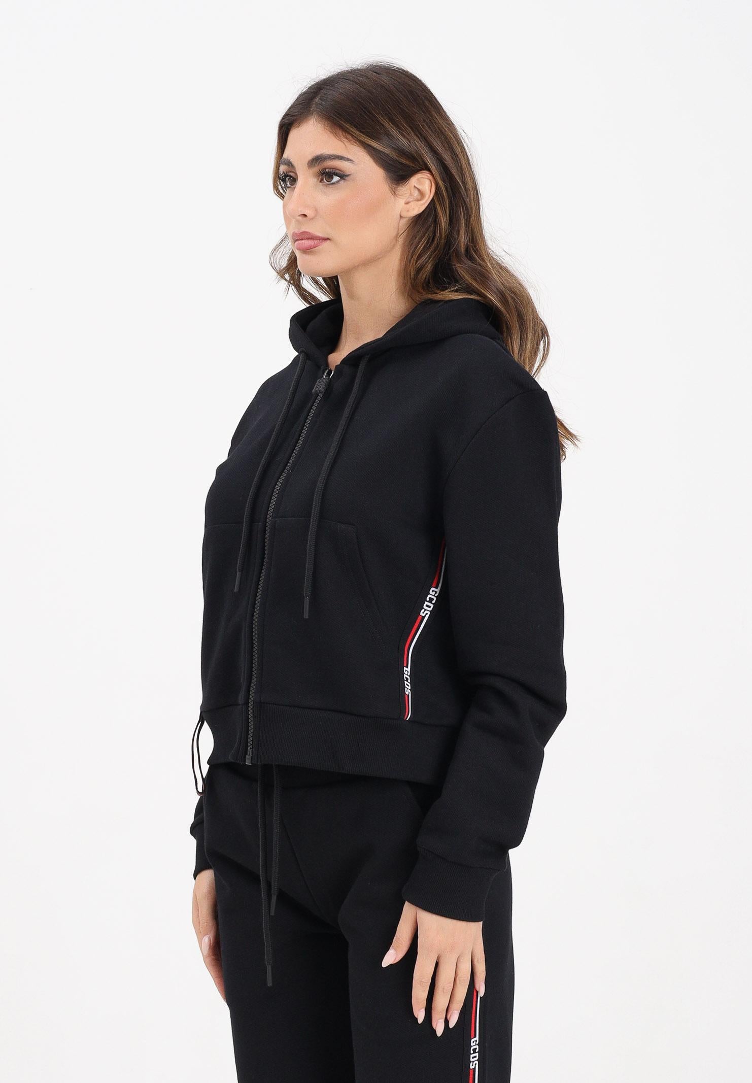 GCDS Felpa con zip nera da donna rifinita da bande logate B2EW1901JD1 99 GCDS