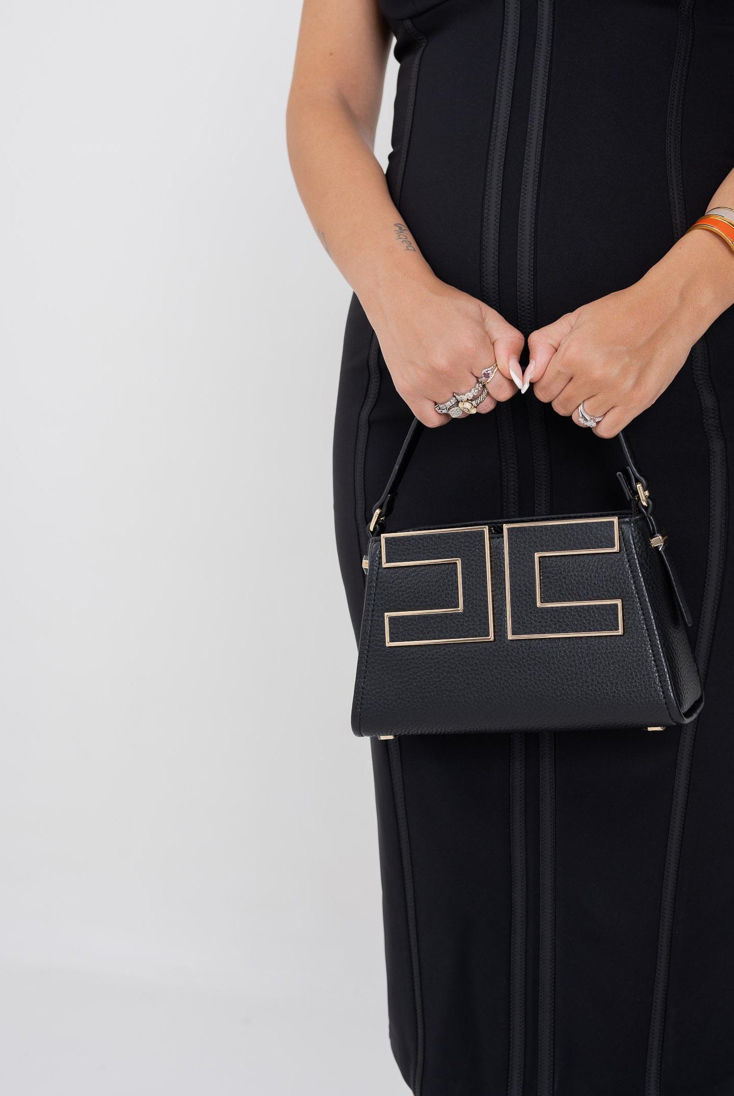 ELISABETTA FRANCHI Borsa a spalla nera da donna con logo BS36A56E2 110 ELISABETTA FRANCHI