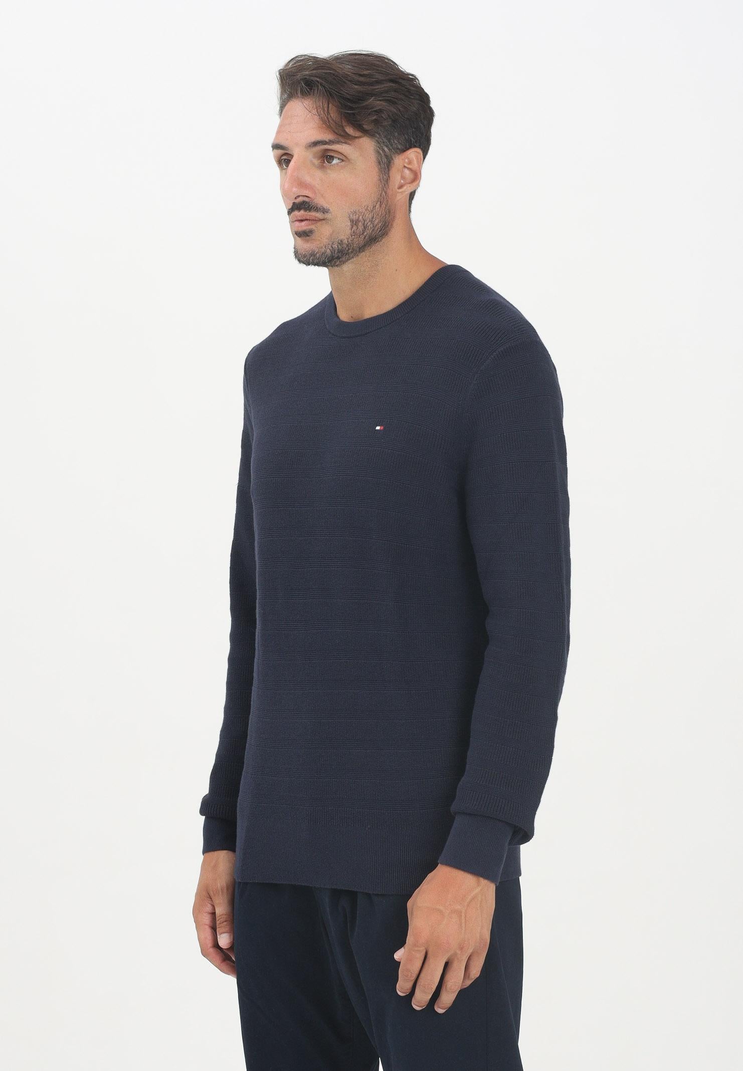 TOMMY HILFIGER Maglioncino girocollo blu da uomo a righe multidirezionali MW0MW39535DW5 TOMMY HILFIGER