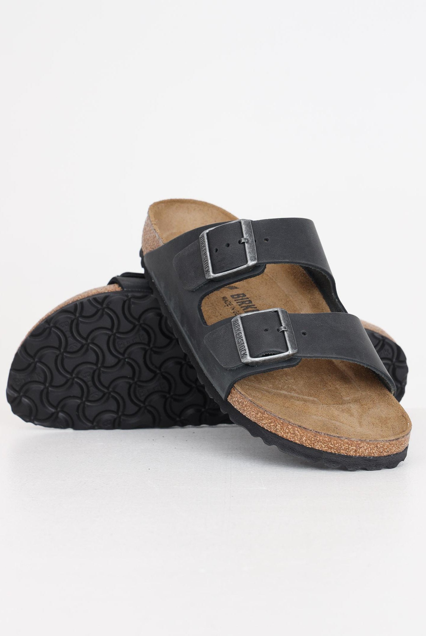BIRKENSTOCK Ciabatte Arizona in pelle oliata nere per uomo e donna 552113 . BIRKENSTOCK