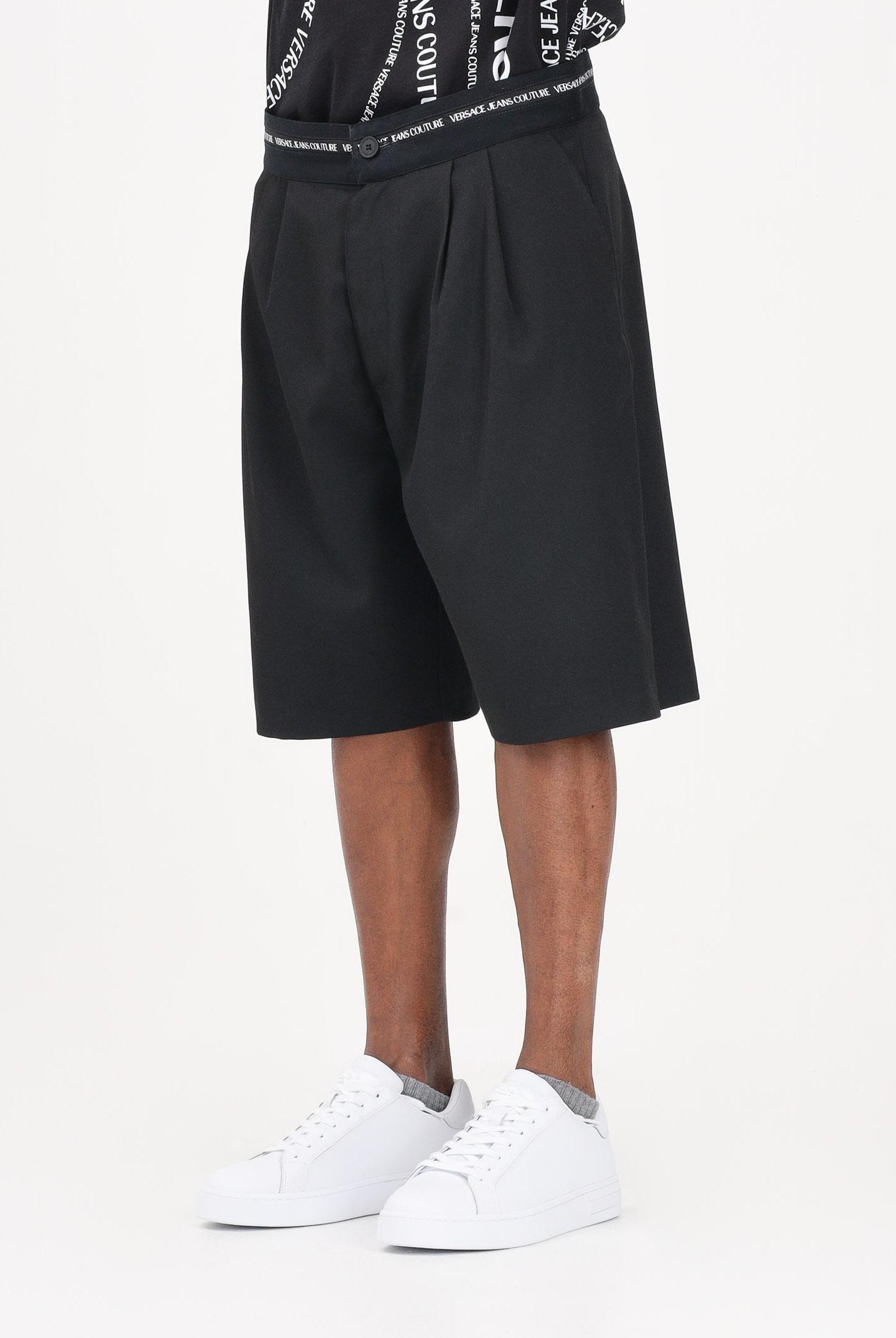 VERSACE JEANS COUTURE Shorts nero da uomo con punto vita logato 80GAD119N0645 899 VERSACE JEANS COUTURE