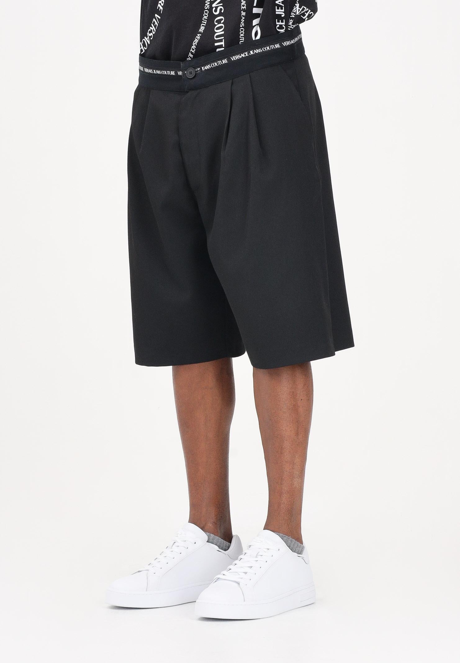 VERSACE JEANS COUTURE Shorts nero da uomo con punto vita logato 80GAD119N0645 899 VERSACE JEANS COUTURE