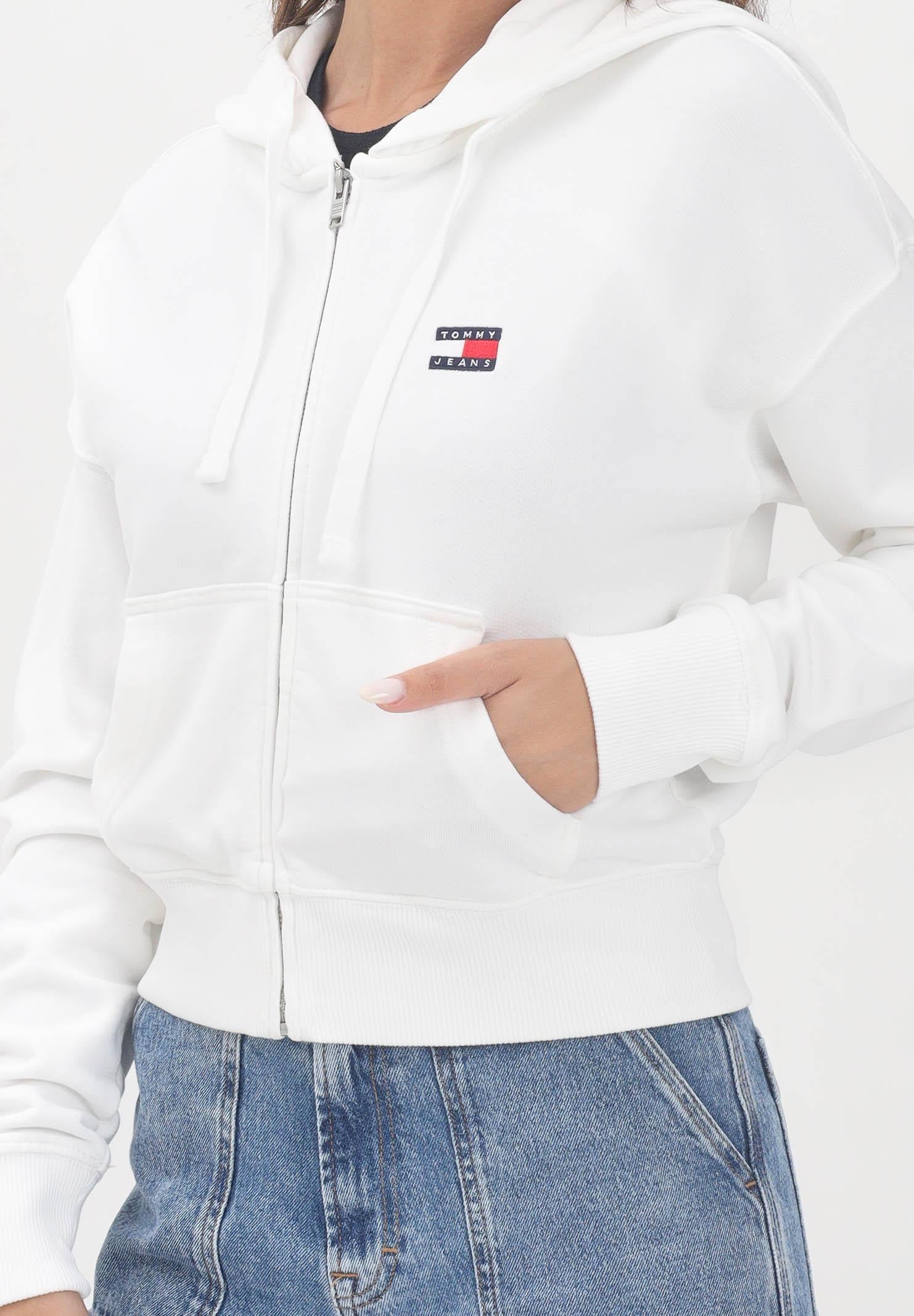 TOMMY JEANS Felpa con zip bianca da donna rifinita da logo DW0DW21147YBL TOMMY JEANS