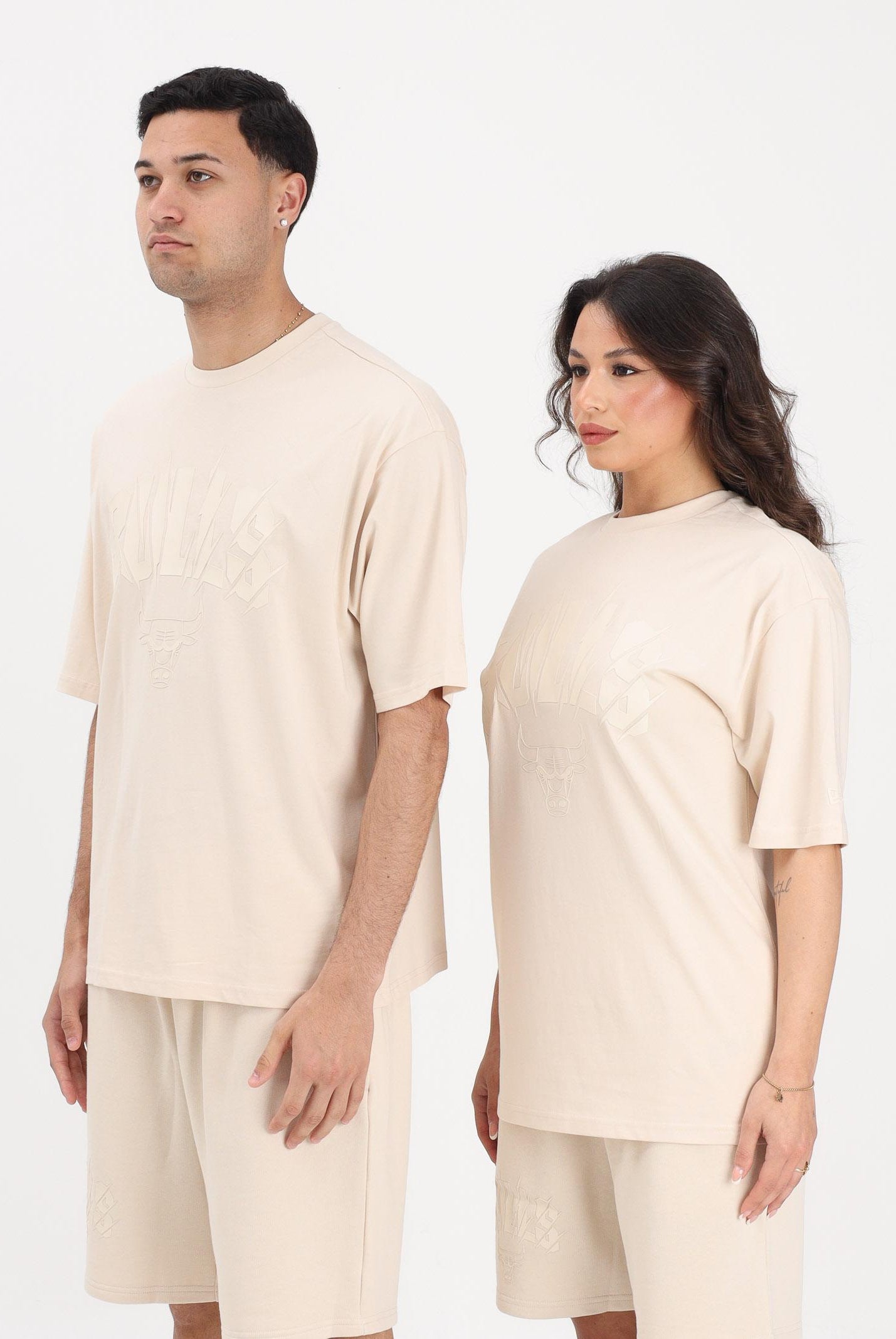 NEW ERA T-shirt a manica corta Oversized Chicago Bulls NBA Core Plus beige per uomo e donna 60856197 . NEW ERA