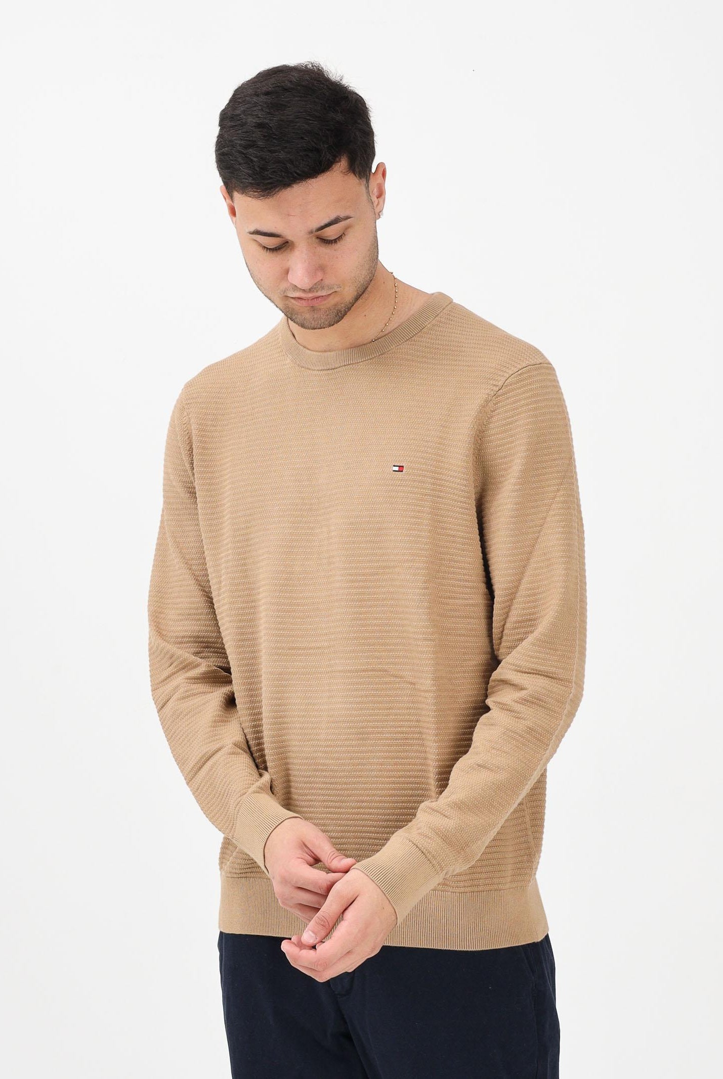 TOMMY HILFIGER Maglioncino girocollo beige da uomo caratterizzato da lavorazione a maglia tramata MW0MW41643 RBC TOMMY HILFIGER