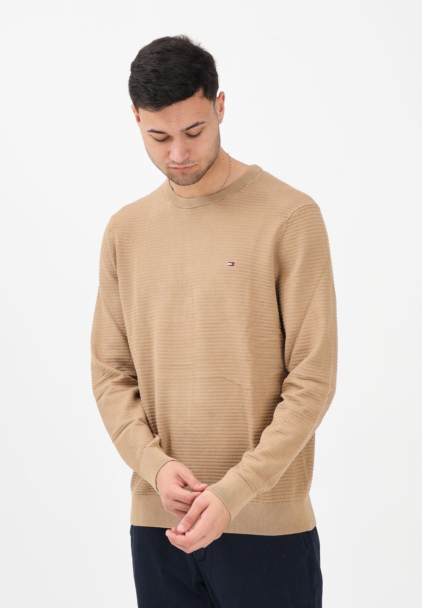 TOMMY HILFIGER Maglioncino girocollo beige da uomo caratterizzato da lavorazione a maglia tramata MW0MW41643 RBC TOMMY HILFIGER