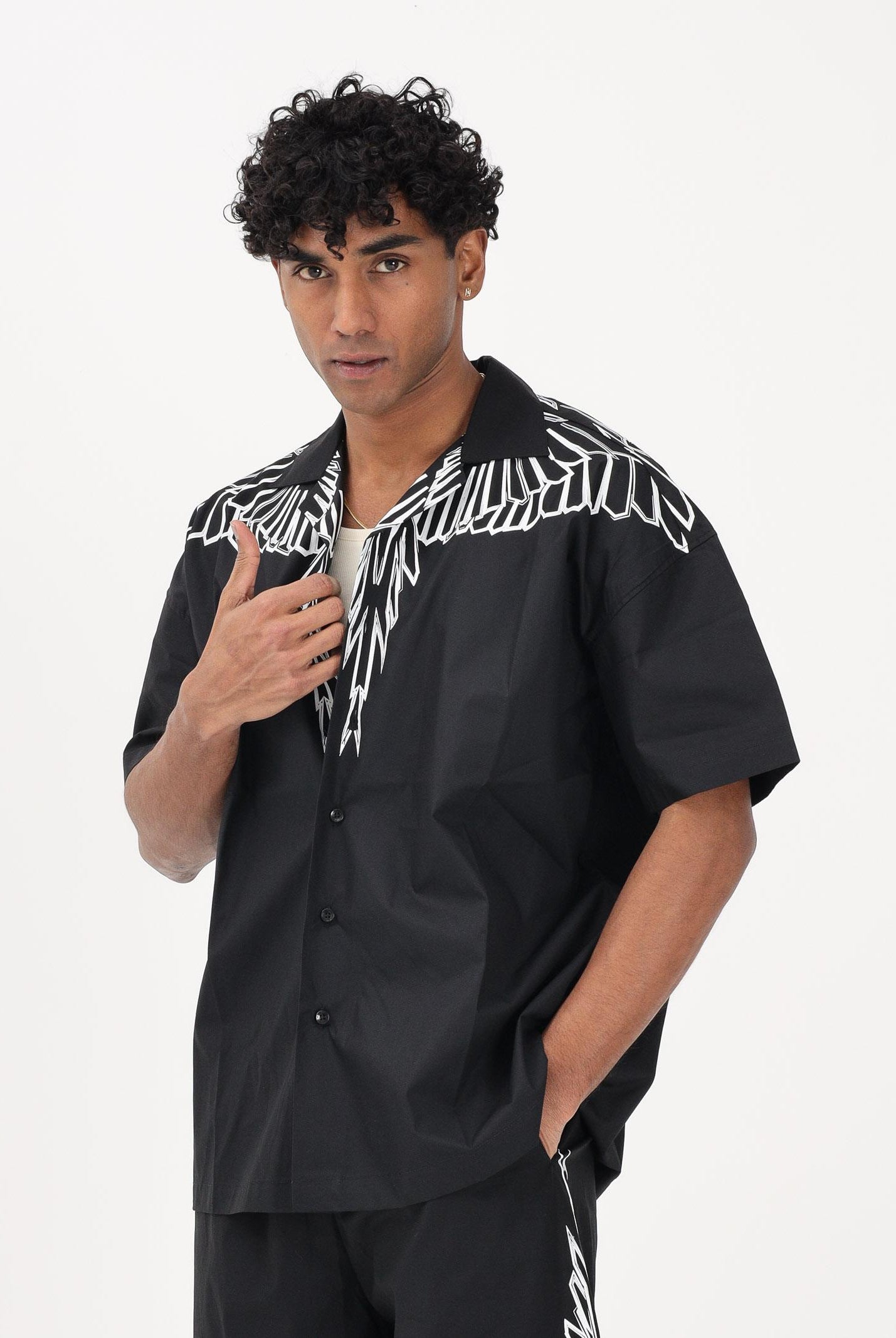 MARCELO BURLON COUNTY OF MILAN Camicia a manica corta nera da uomo con stampa grafica S6CMMASI009 110 MARCELO BURLON COUNTY OF MILAN