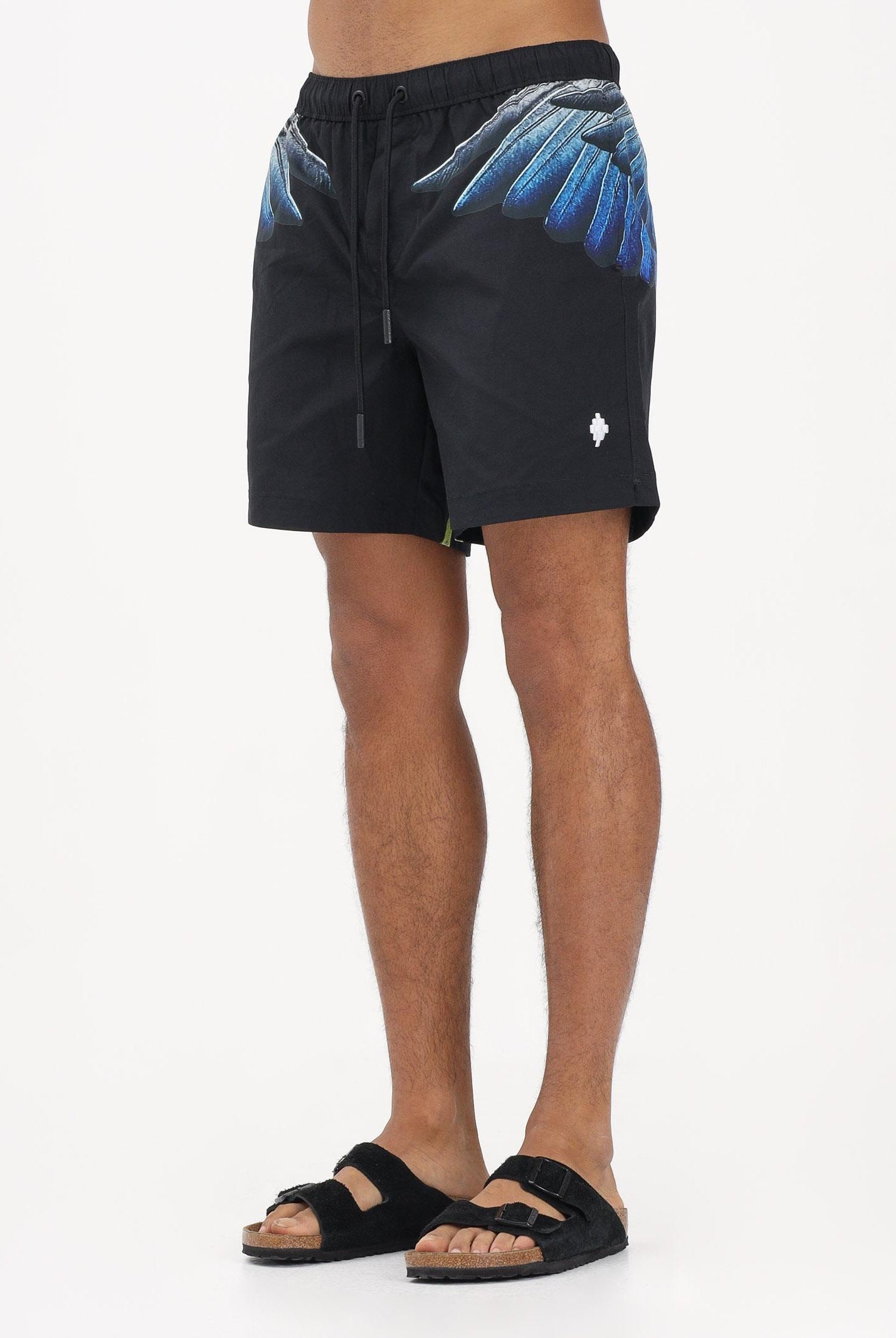 MARCELO BURLON COUNTY OF MILAN Shorts mare nero da uomo con stampa ali COMAS2606600895 . MARCELO BURLON COUNTY OF MILAN