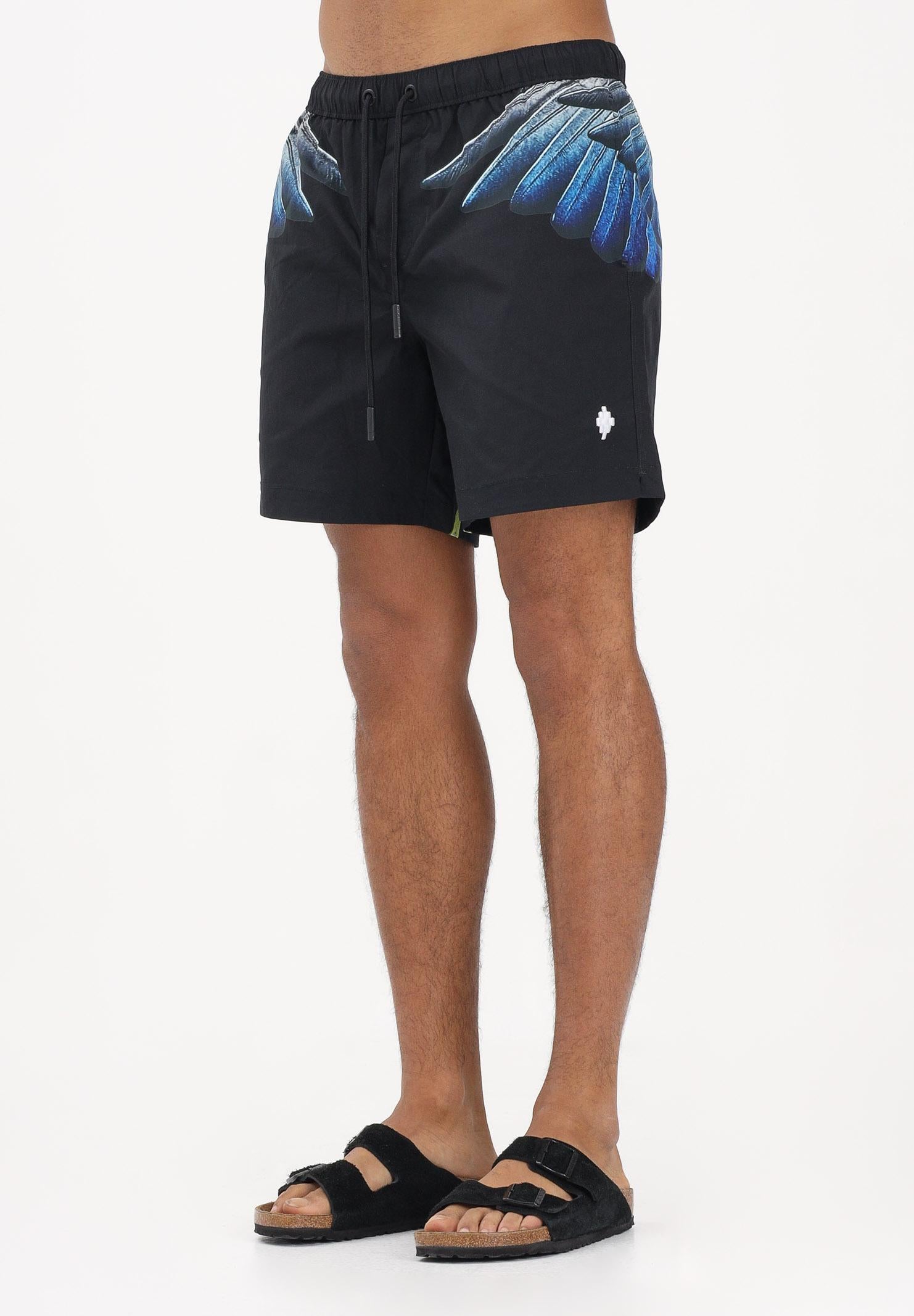 MARCELO BURLON COUNTY OF MILAN Shorts mare nero da uomo con stampa ali COMAS2606600895 . MARCELO BURLON COUNTY OF MILAN