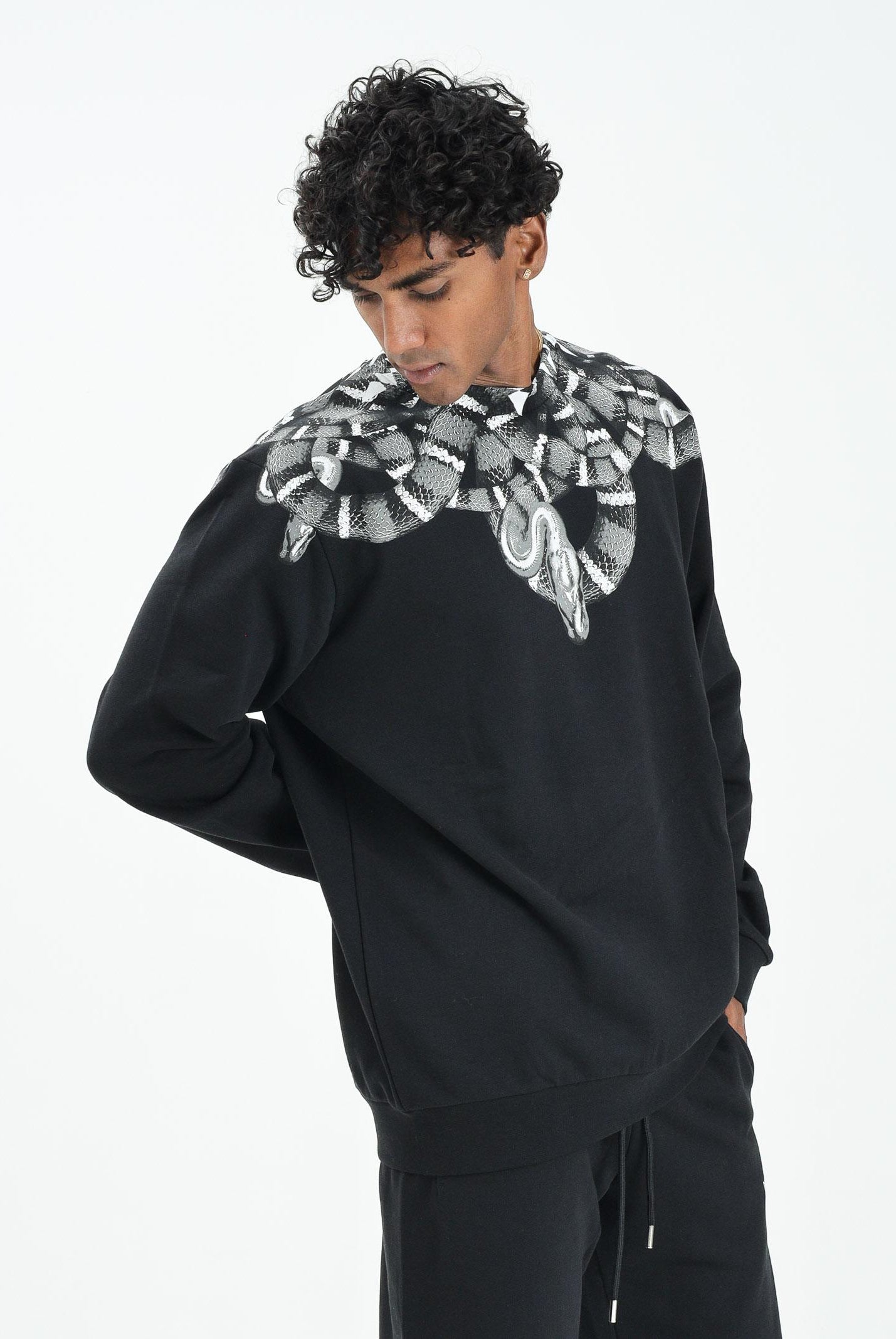 MARCELO BURLON COUNTY OF MILAN Felpa girocollo nera da uomo con stampa serpente F5CAMASW068 110 MARCELO BURLON COUNTY OF MILAN
