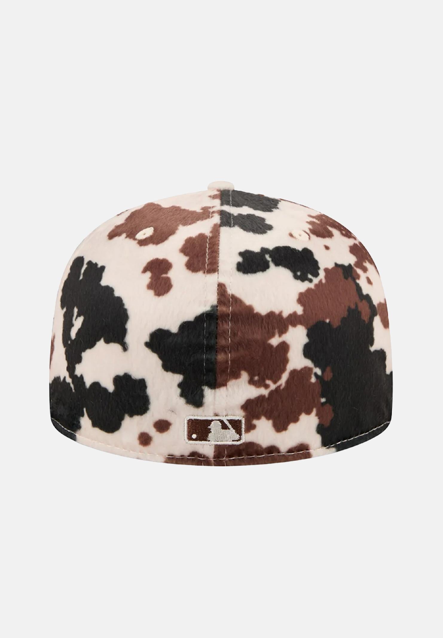 NEW ERA Cappello con visiera NY Yankees 59FIFTY Cow Animal Print con fantasia muccata nei toni del panna, marrone e nero per uomo e donna 60844107 . NEW ERA