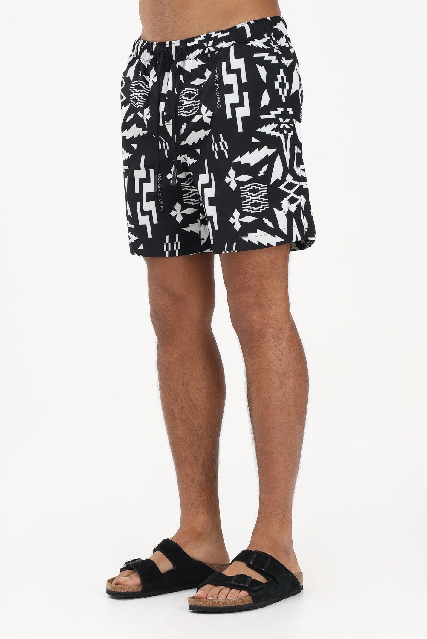MARCELO BURLON COUNTY OF MILAN Shorts mare nero da uomo con fantasia COMAS2606410888 . MARCELO BURLON COUNTY OF MILAN