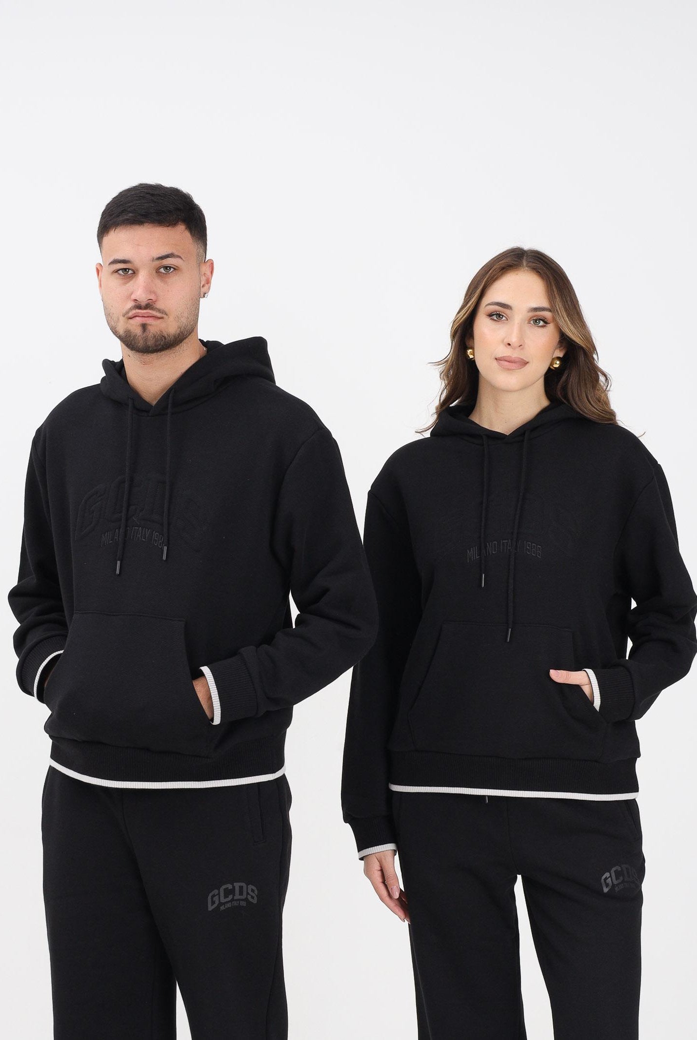 GCDS Felpa con cappuccio nera per uomo e donna rifinita da logo impresso B2EW1905JD1 99 GCDS