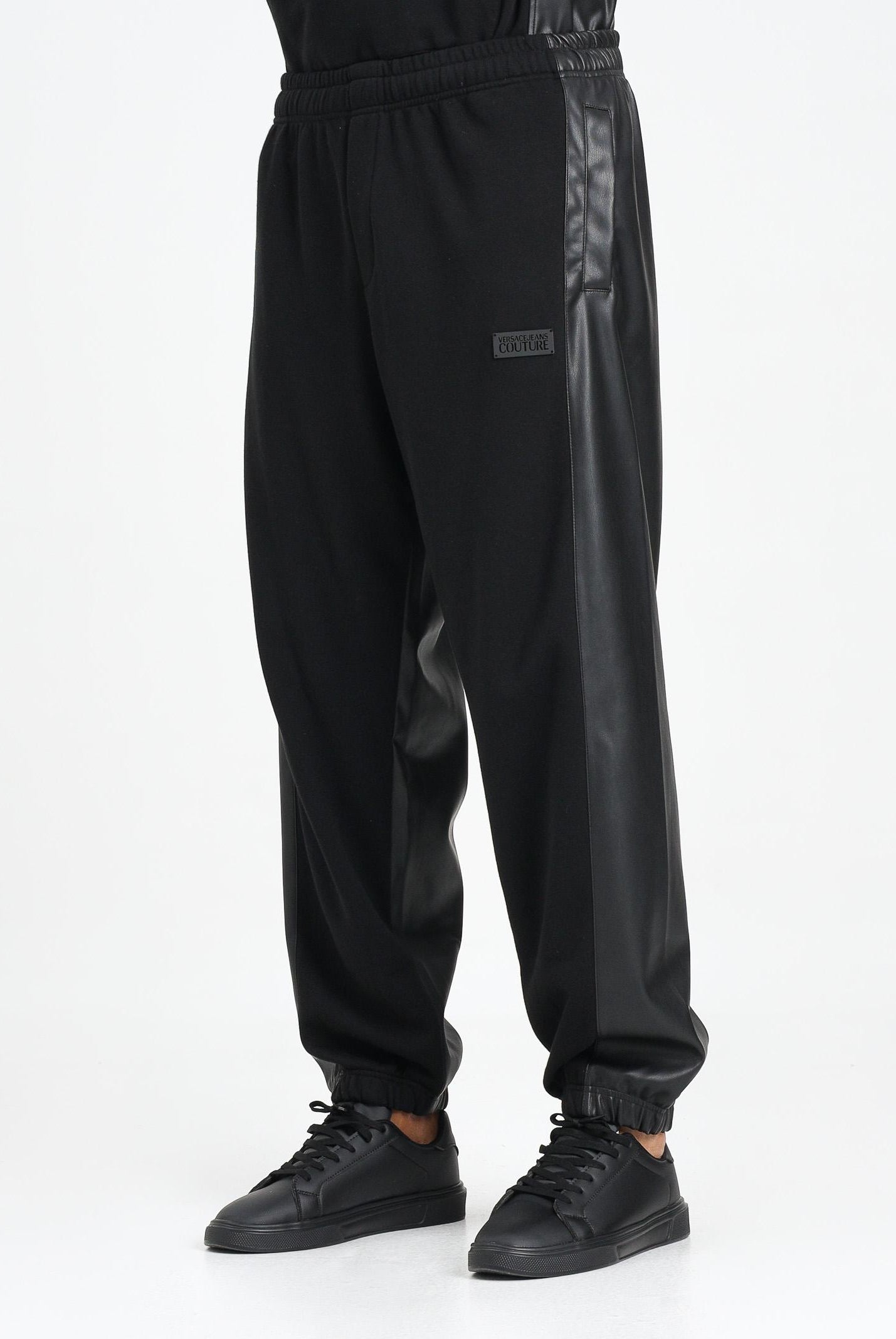 VERSACE JEANS COUTURE Pantalone sportivo nero da uomo realizzato in doppio tessuto 79GAA322F0010 899 VERSACE JEANS COUTURE