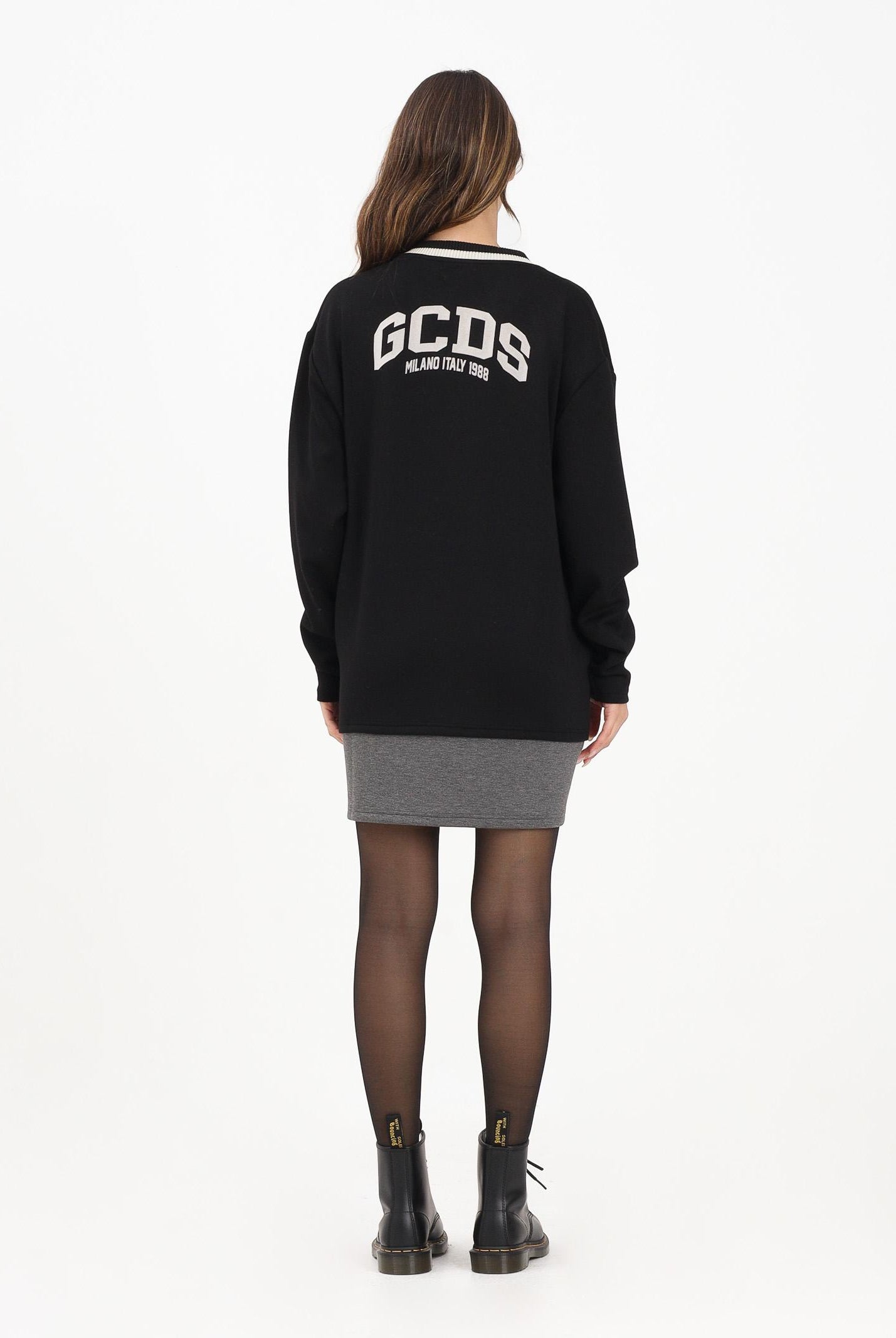 GCDS Abito corto nero da donna con ricamo logo sul retro B2EW1001JJ3 99 GCDS