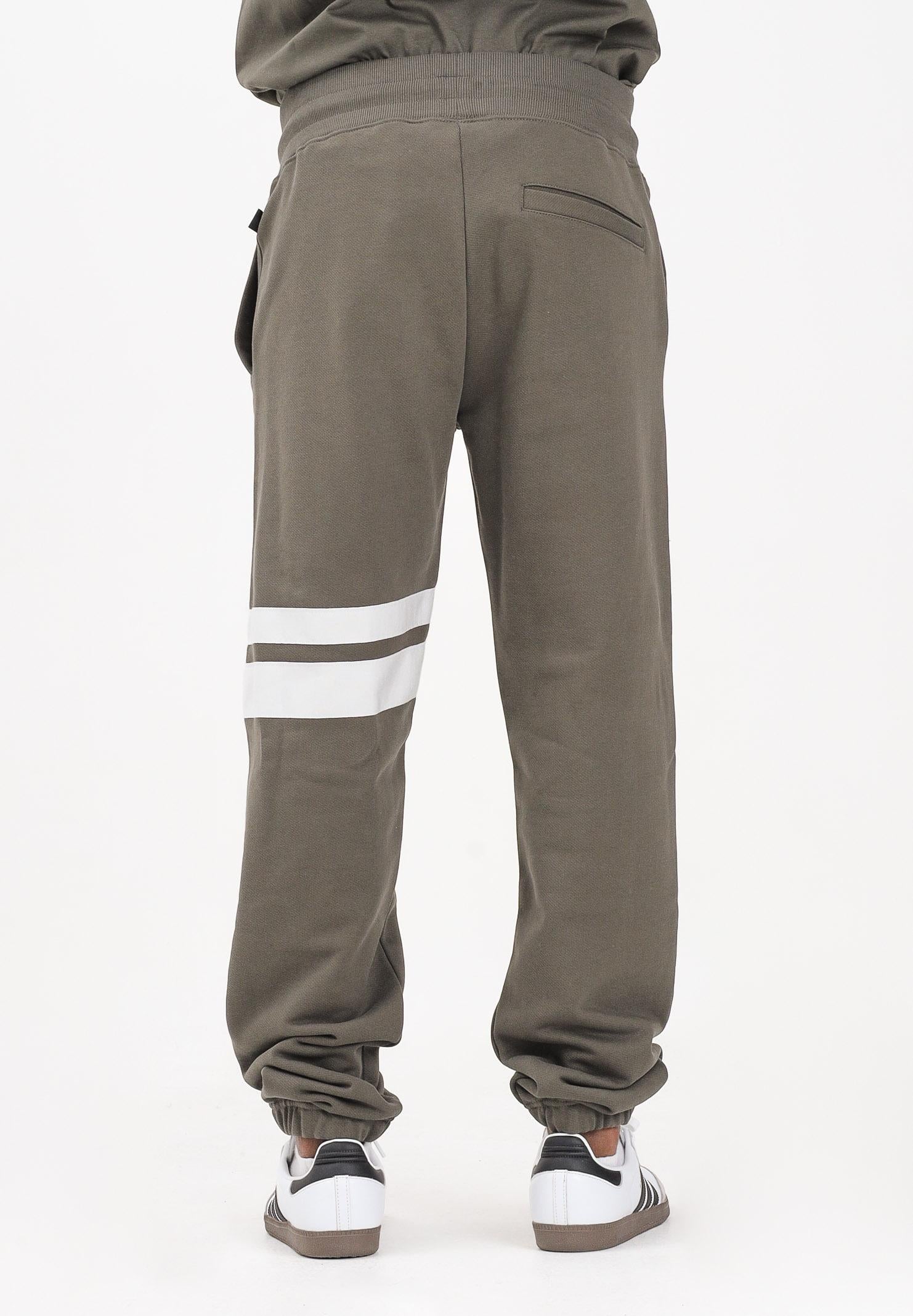 GCDS Pantalone sportivo verde militare per uomo e donna con dettagli a contrasto B1XM3002JI0 88 GCDS