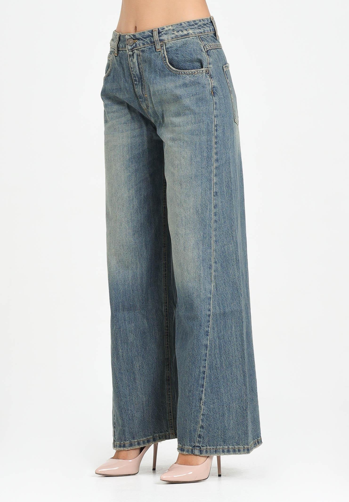 VICOLO Jeans Nathalie da donna realizzati in denim blu medio con un delicato effetto slavato DF5142 VU VICOLO