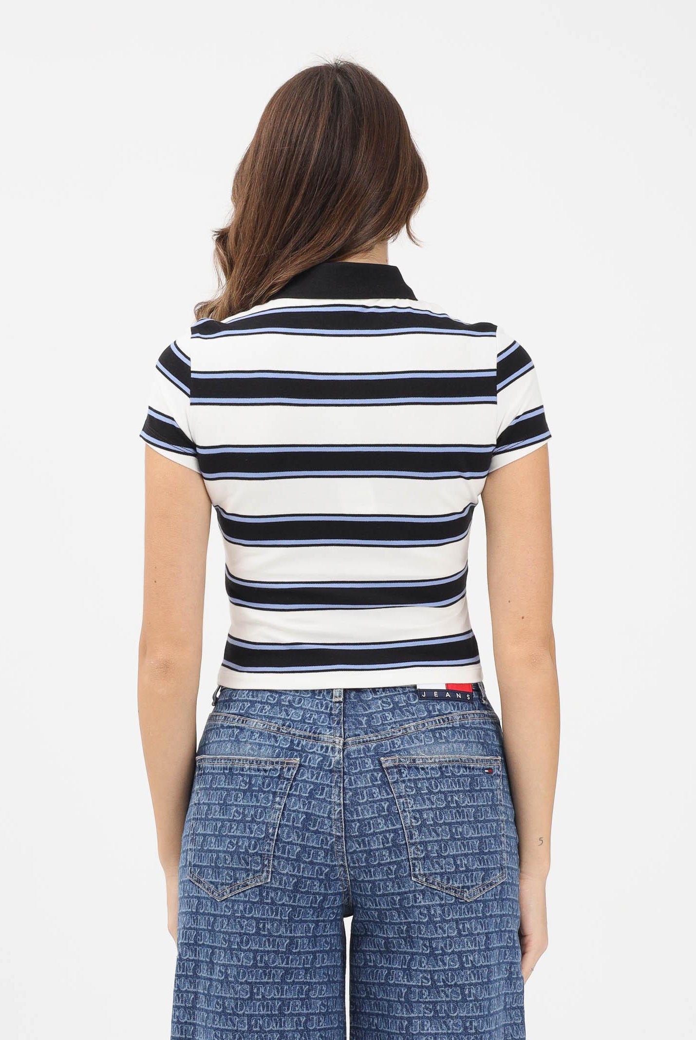 TOMMY JEANS Polo a manica corta bianca e blu da donna caratterizzata da una fantasia a righe orizzontali DW0DW21931 0FB TOMMY JEANS