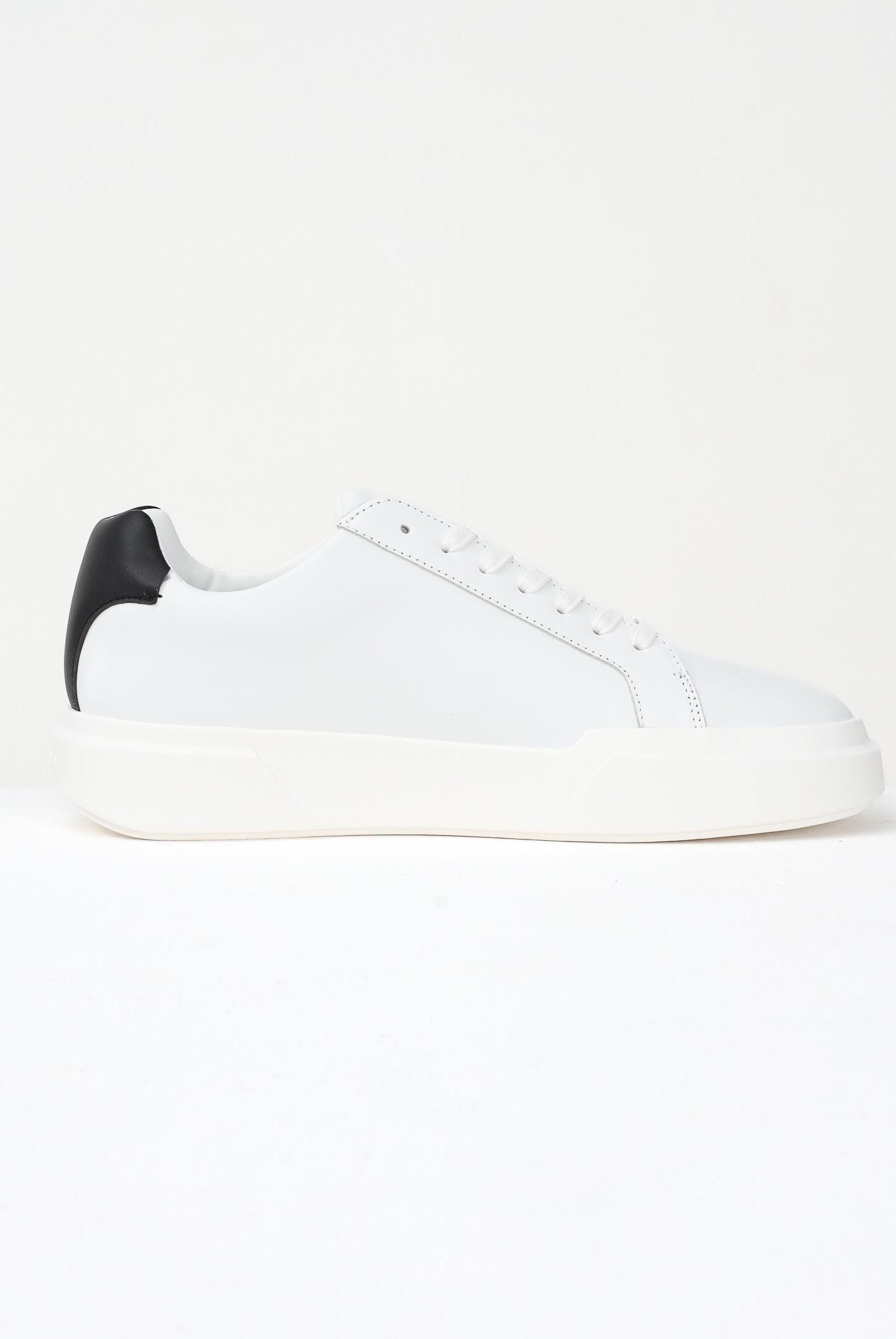 CALVIN KLEIN JEANS Sneakers bianche da uomo con logo e inserto nero YM0YM0134401W . CALVIN KLEIN JEANS
