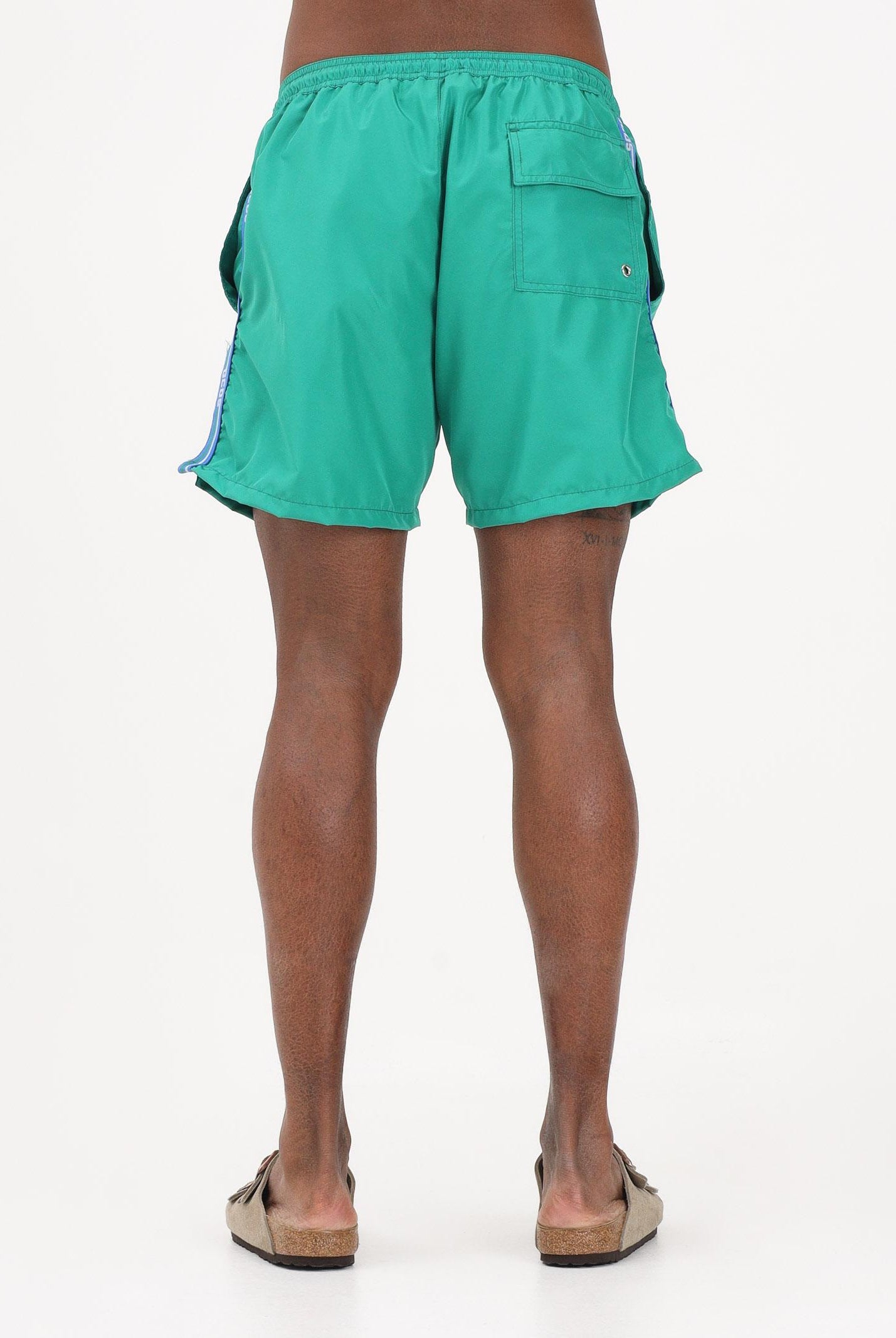 GCDS Shorts mare verde da uomo con bande logate a contrasto C1MEQS244T016 883E GCDS